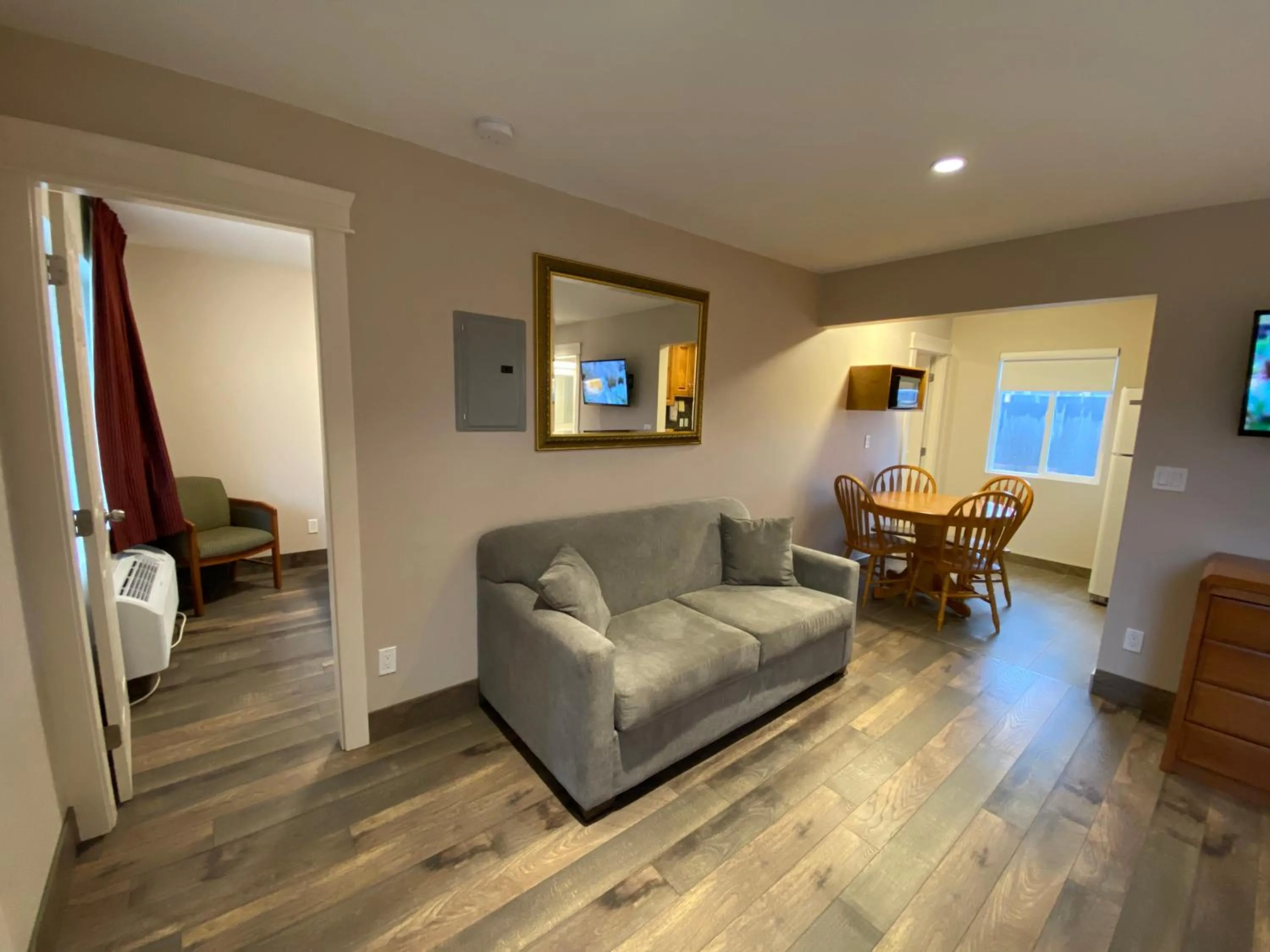 Sahara Courtyard Inn & Suites Osoyoos