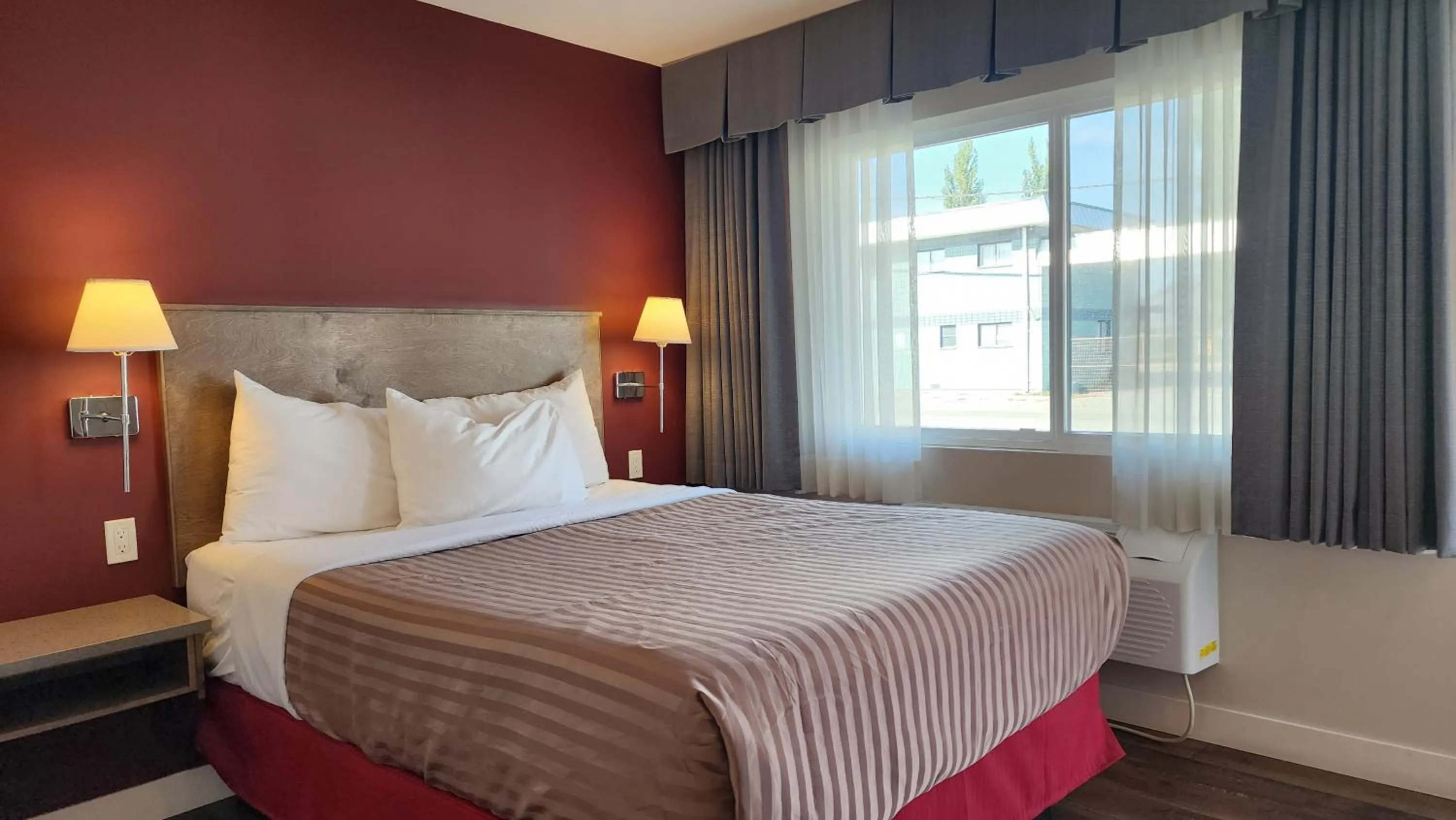 Bed in Sahara Courtyard Inn & Suites Osoyoos