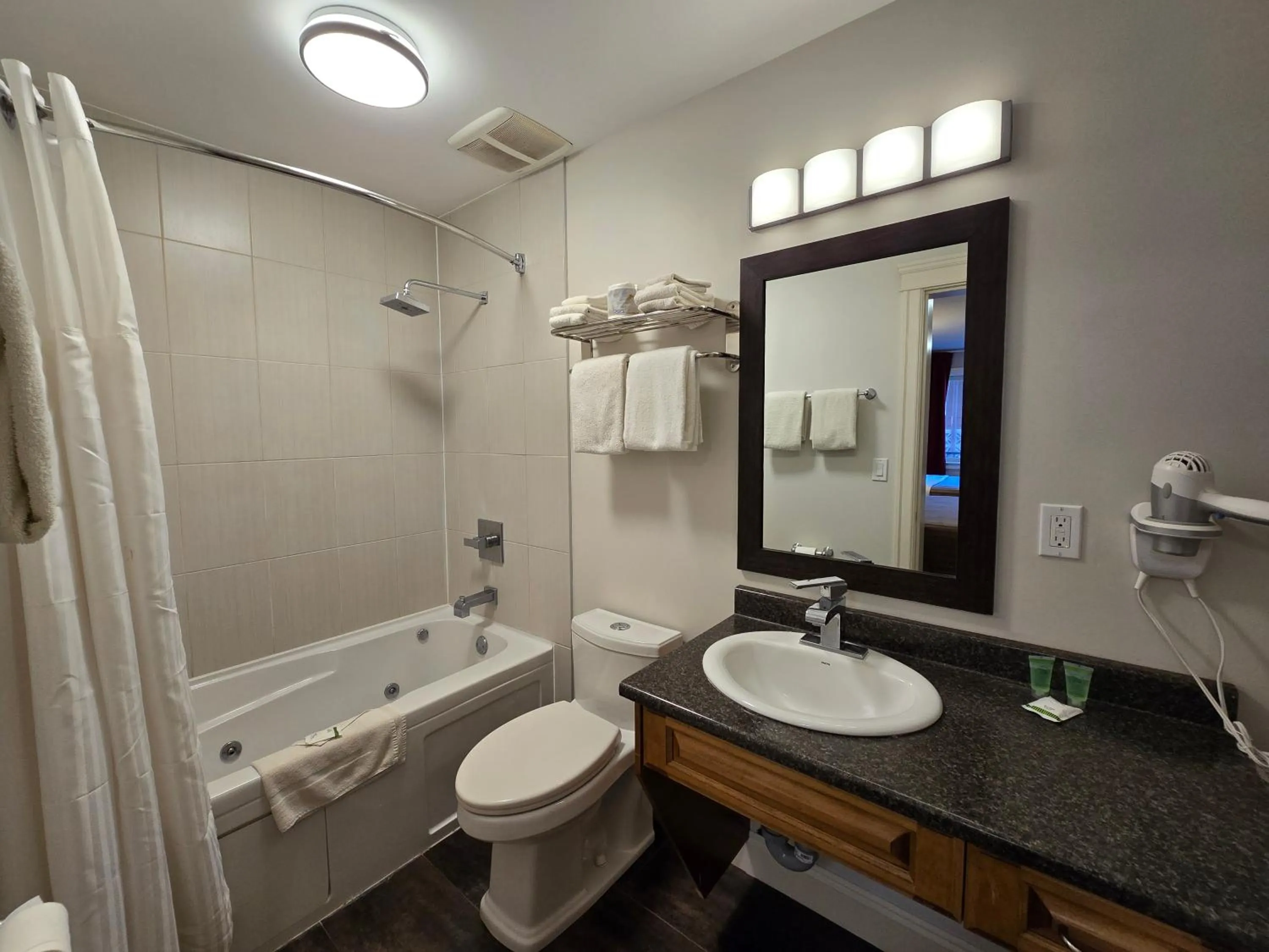 Sahara Courtyard Inn & Suites Osoyoos