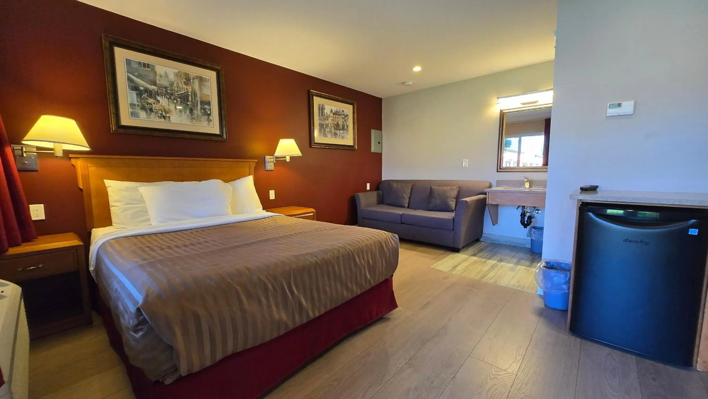 Deluxe Queen Room with Sofa Bed - single occupancy in Sahara Courtyard Inn & Suites Osoyoos Deluxe Queen Room with Sofa Bed - single occupancy in Sahara Courtyard Inn & Suites Osoyoos