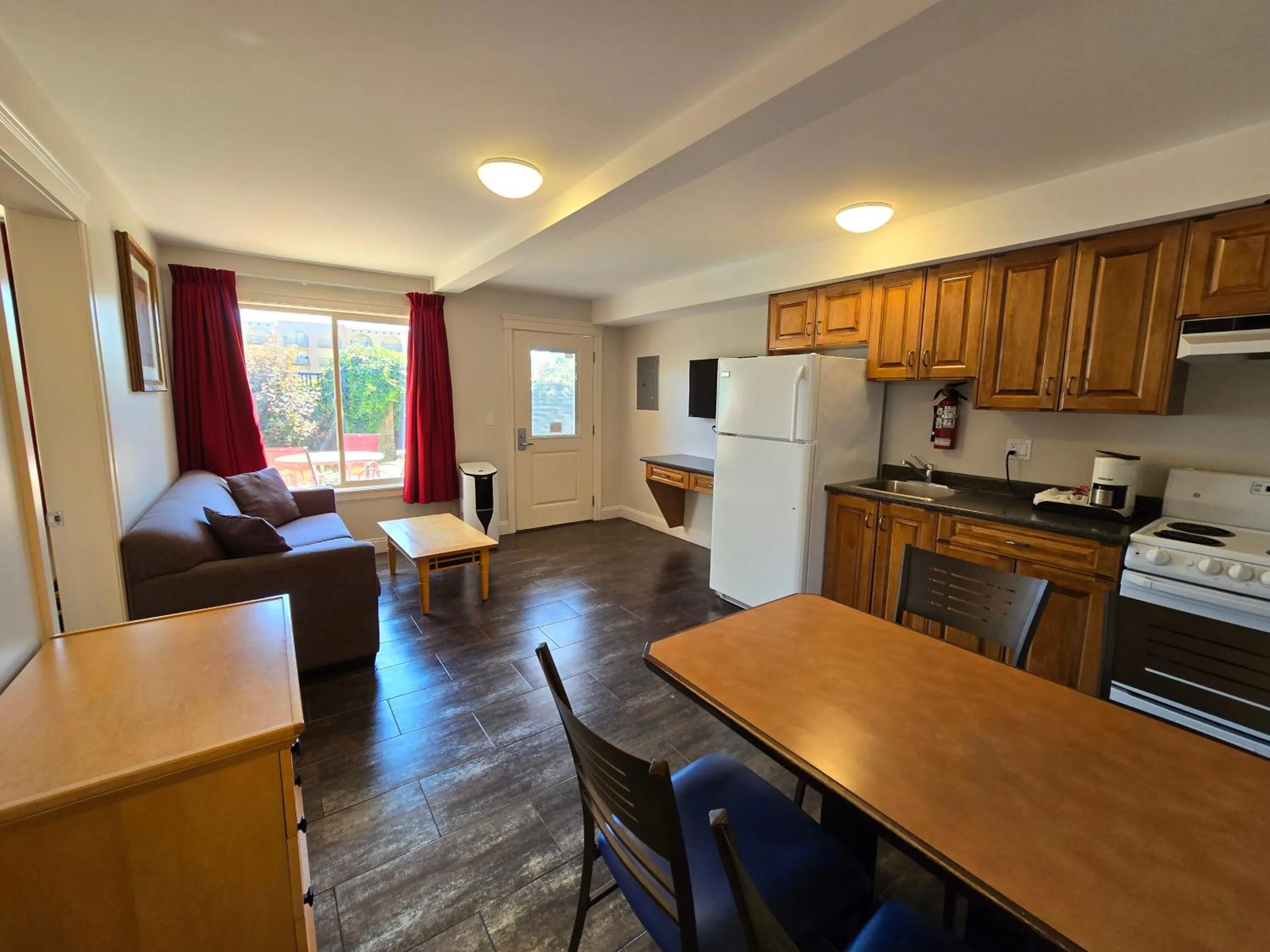 Sahara Courtyard Inn & Suites Osoyoos