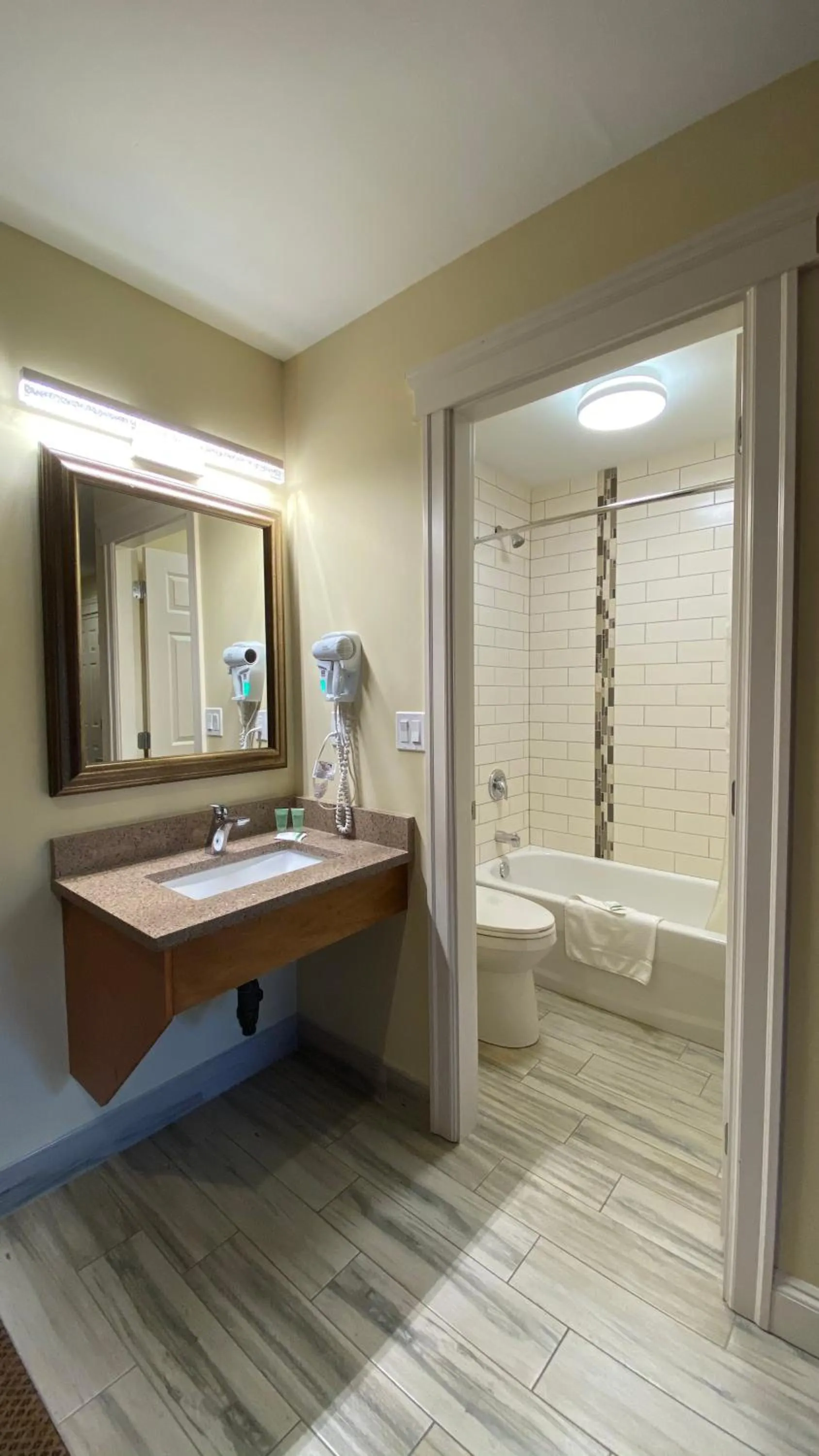 Sahara Courtyard Inn & Suites Osoyoos