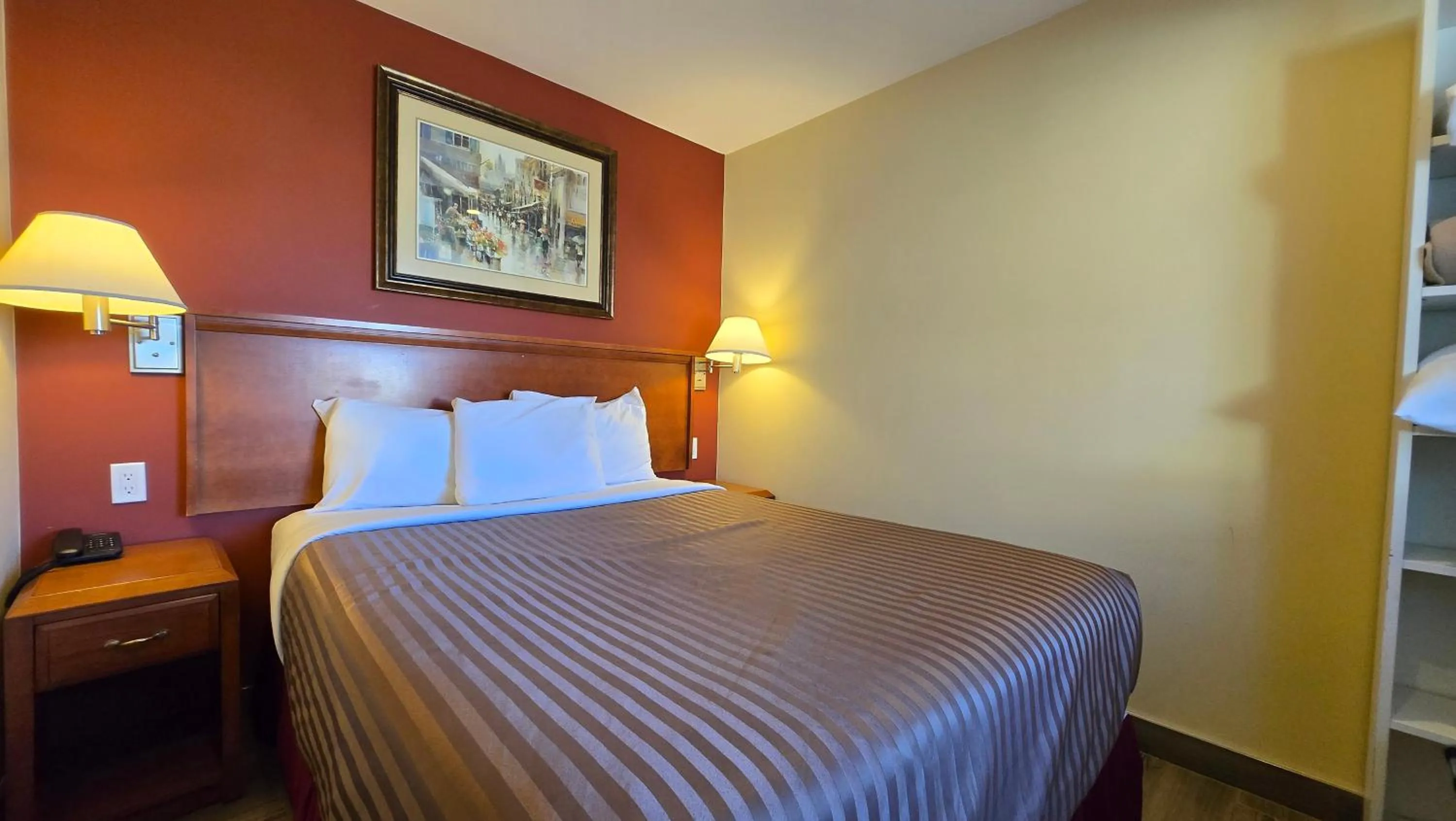 Bed in Sahara Courtyard Inn & Suites Osoyoos
