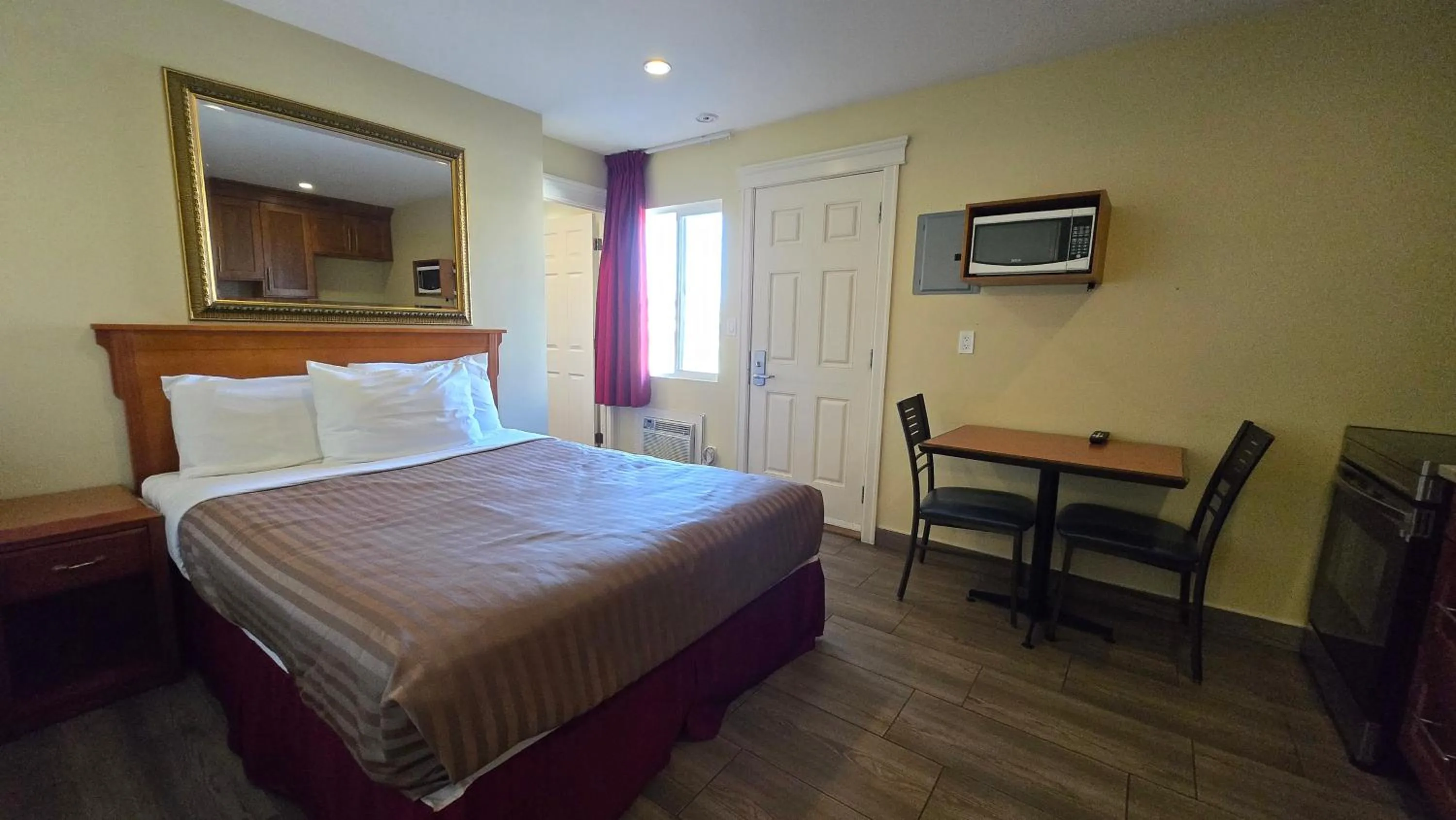 Bed in Sahara Courtyard Inn & Suites Osoyoos