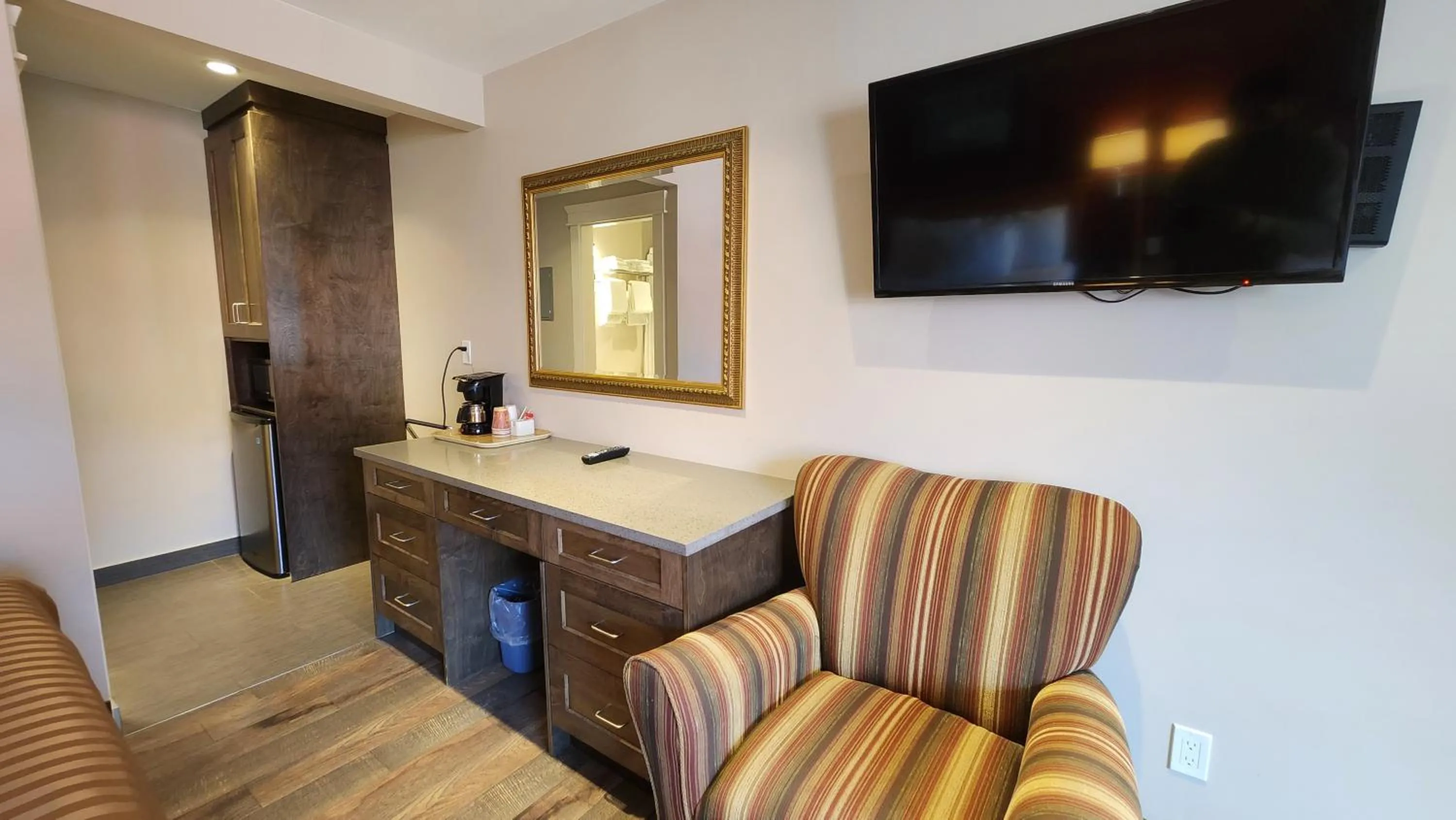 Sahara Courtyard Inn & Suites Osoyoos