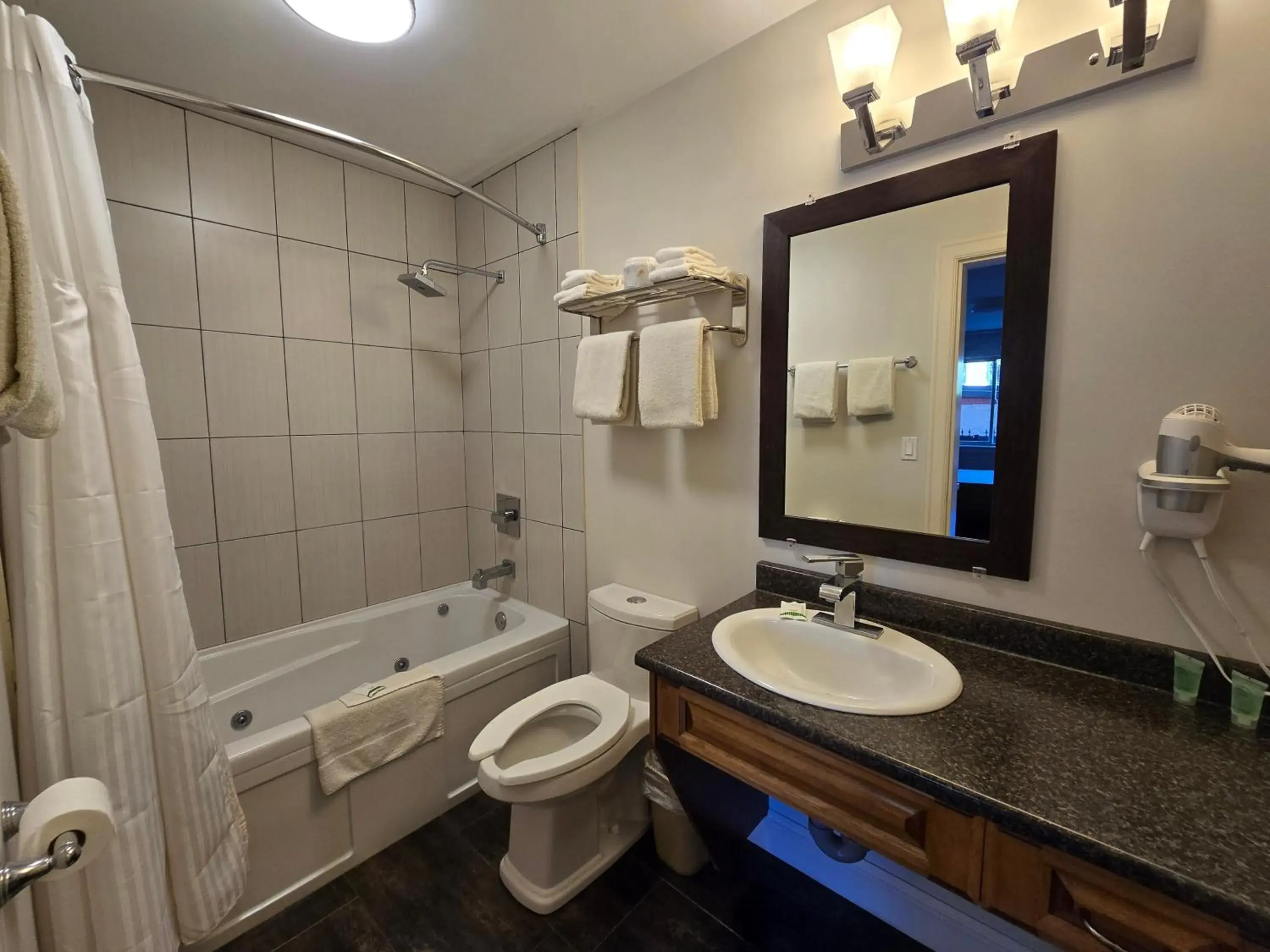 Apartment with Garden View in Sahara Courtyard Inn & Suites Osoyoos Apartment with Garden View in Sahara Courtyard Inn & Suites Osoyoos