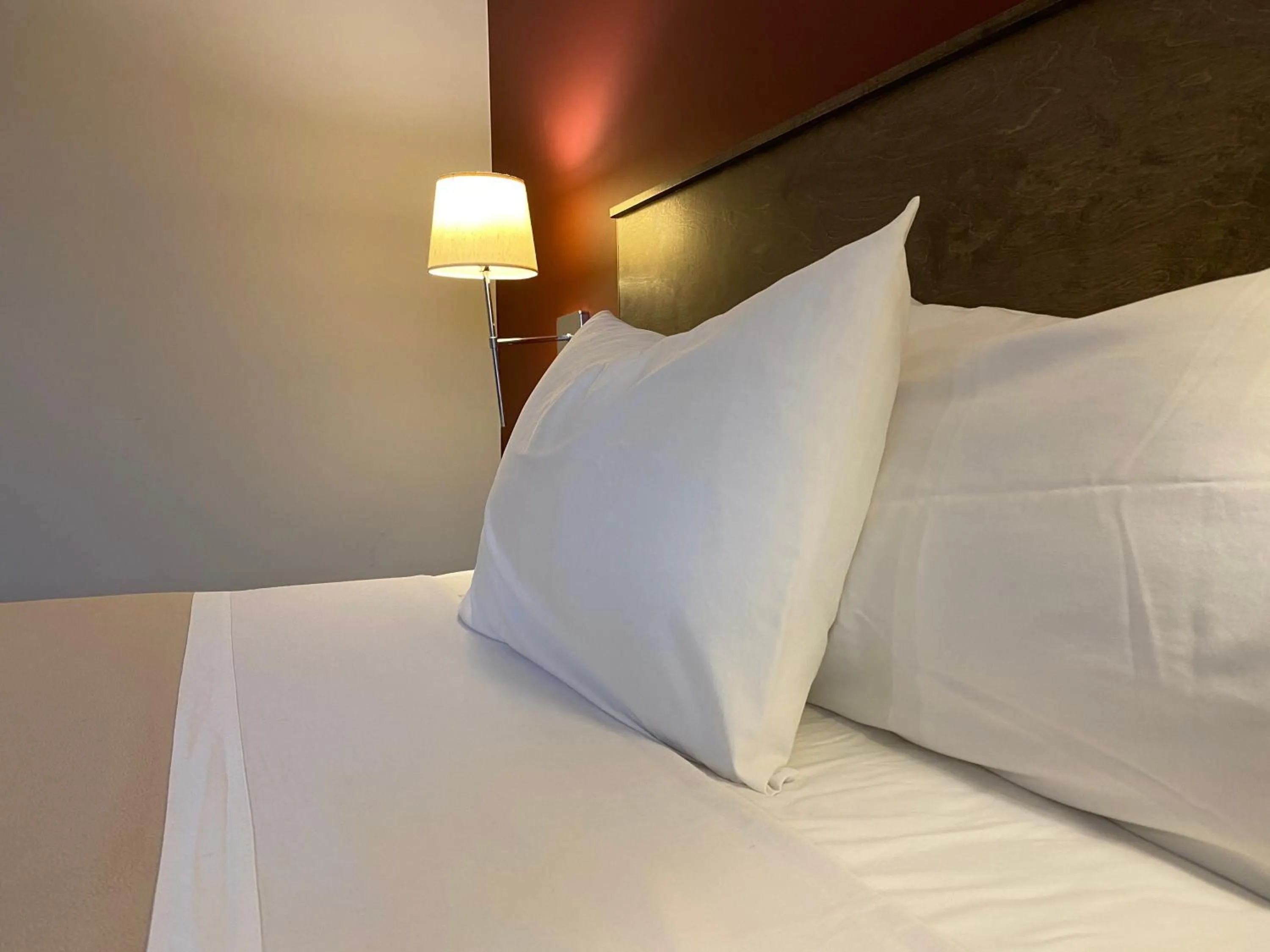 Bed in Sahara Courtyard Inn & Suites Osoyoos