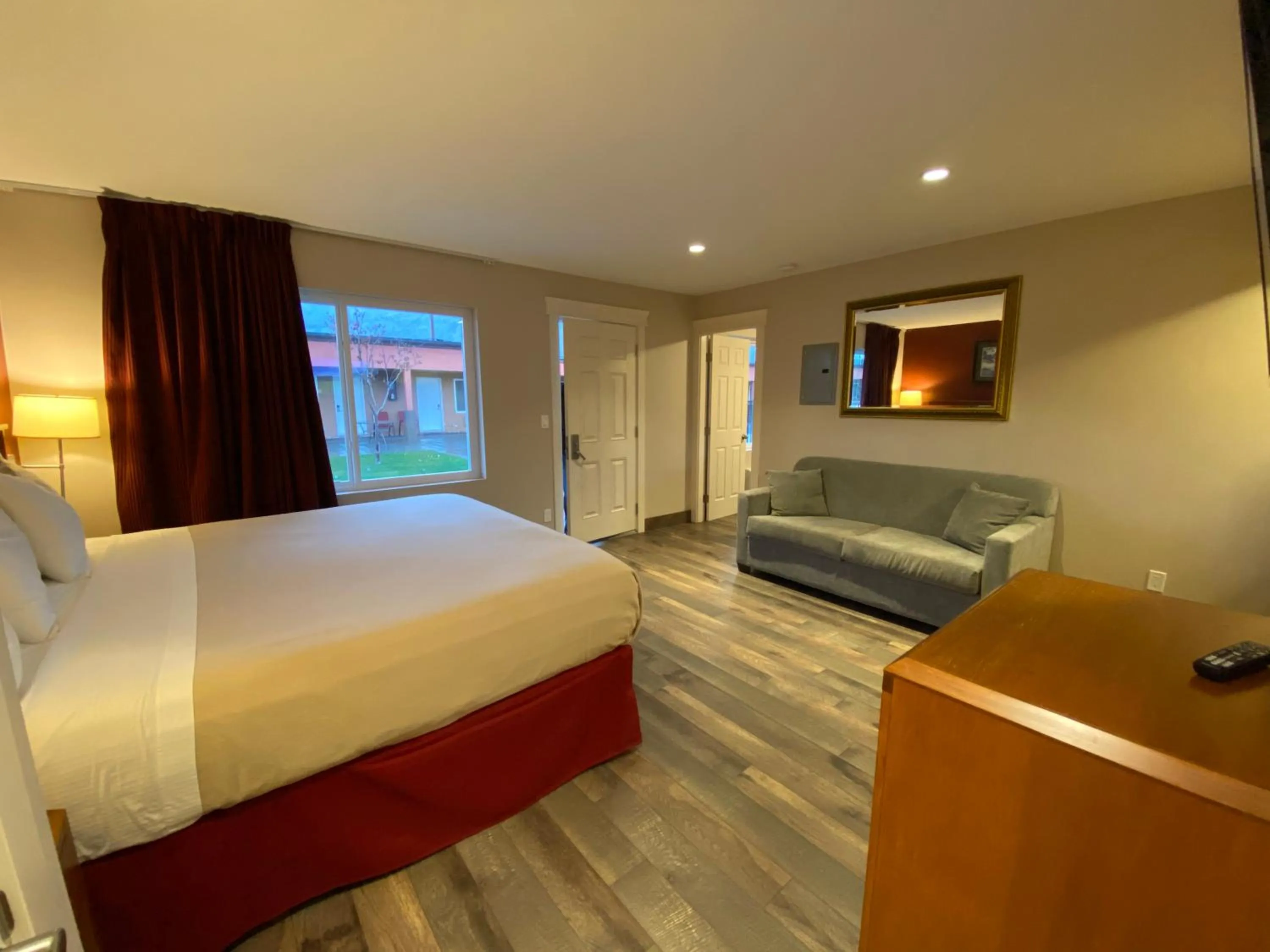 Bed in Sahara Courtyard Inn & Suites Osoyoos