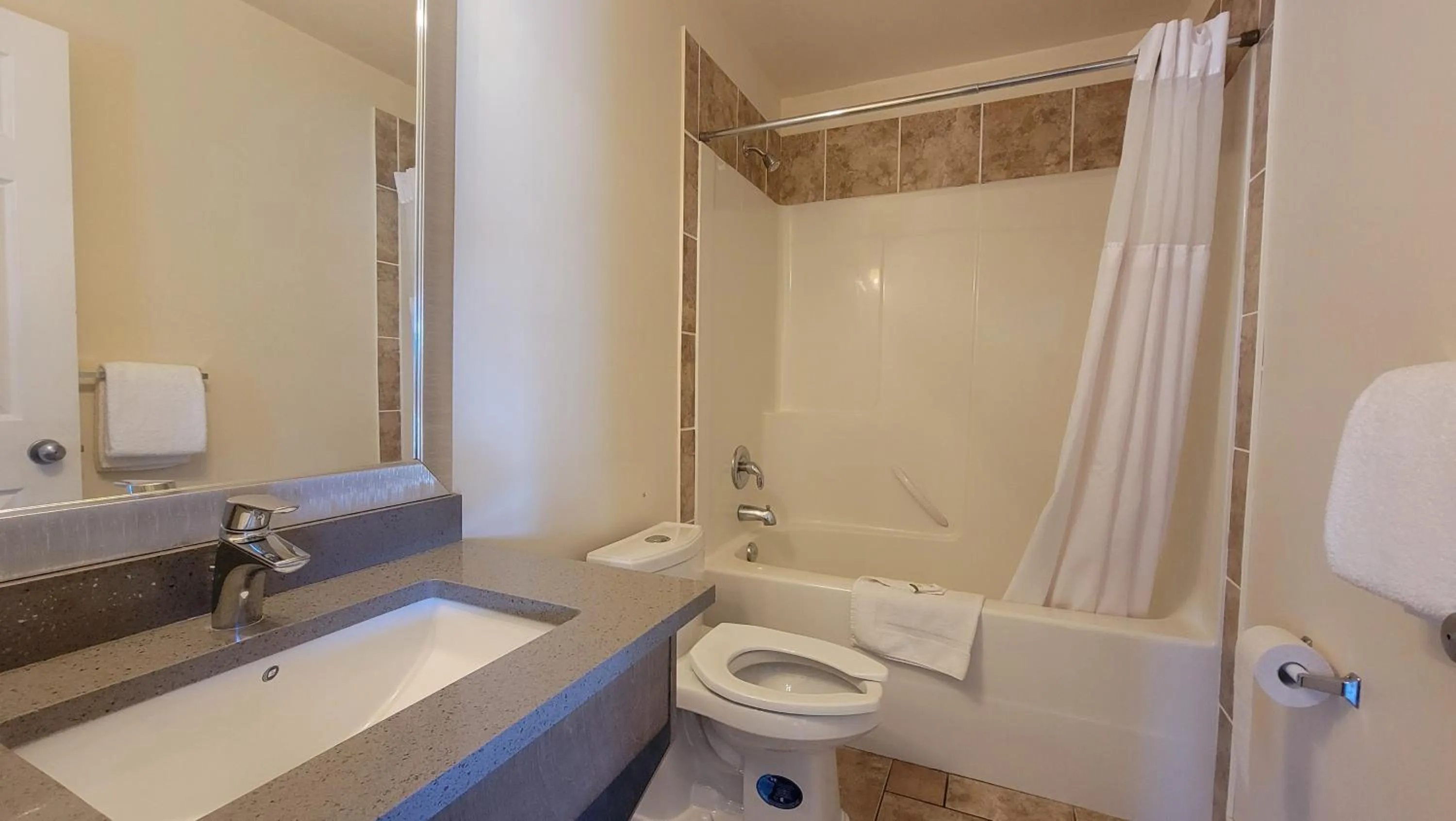 Sahara Courtyard Inn & Suites Osoyoos