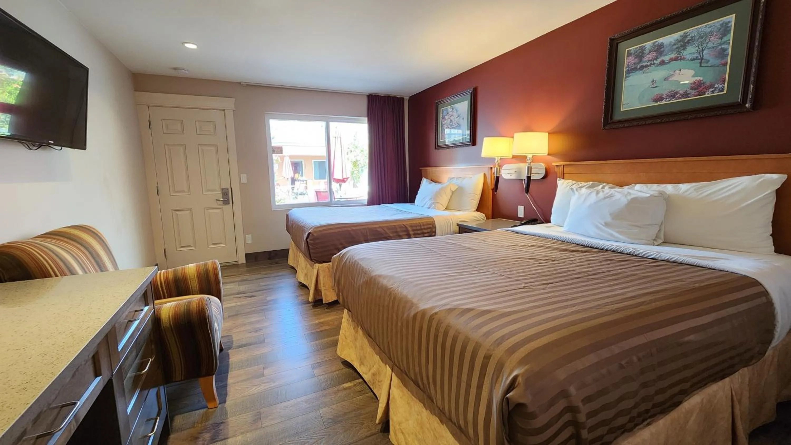 Bed in Sahara Courtyard Inn & Suites Osoyoos