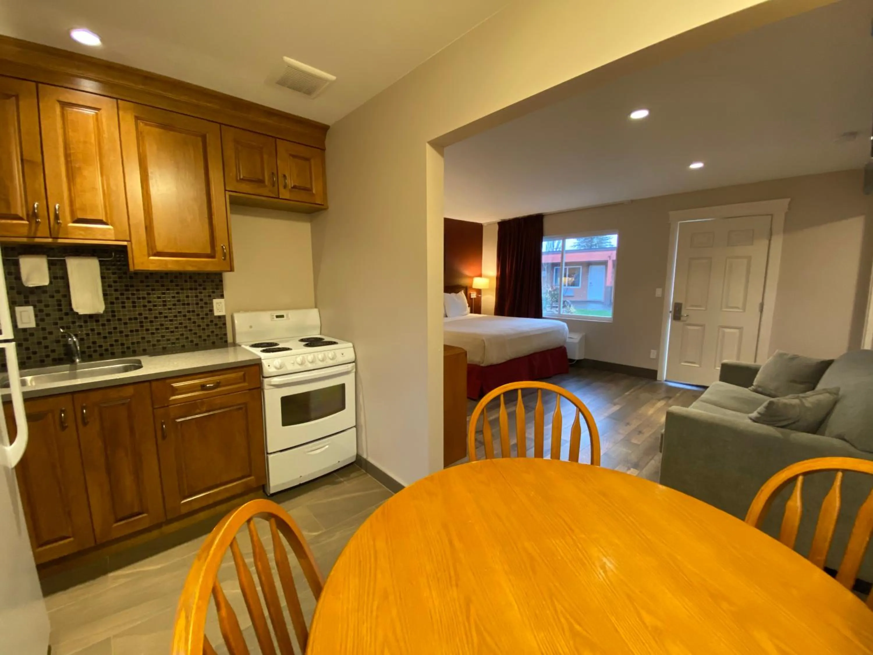 Sahara Courtyard Inn & Suites Osoyoos