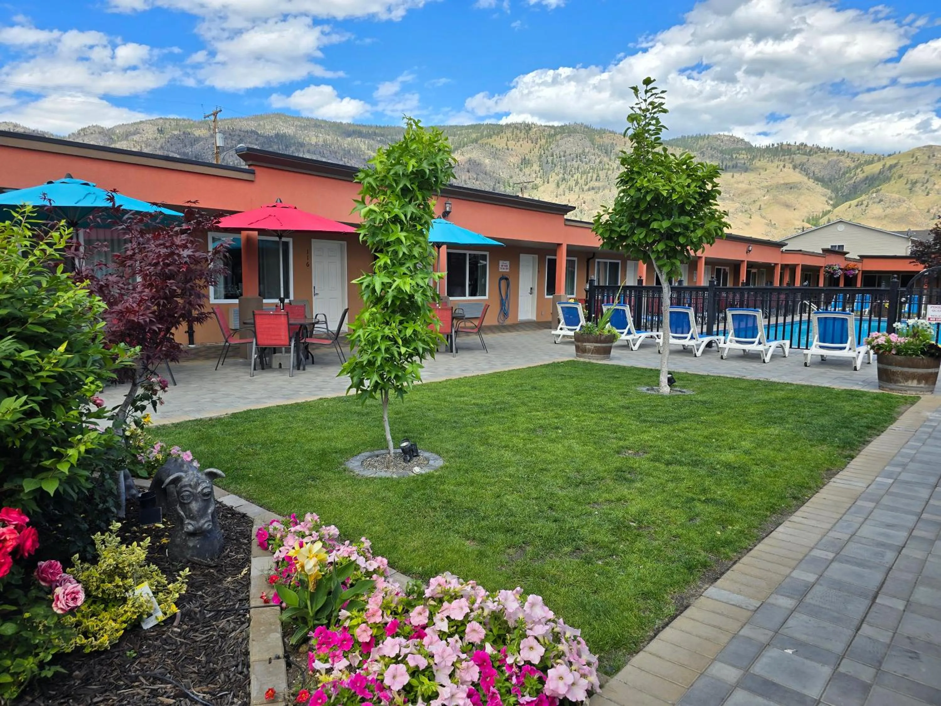 Sahara Courtyard Inn & Suites Osoyoos