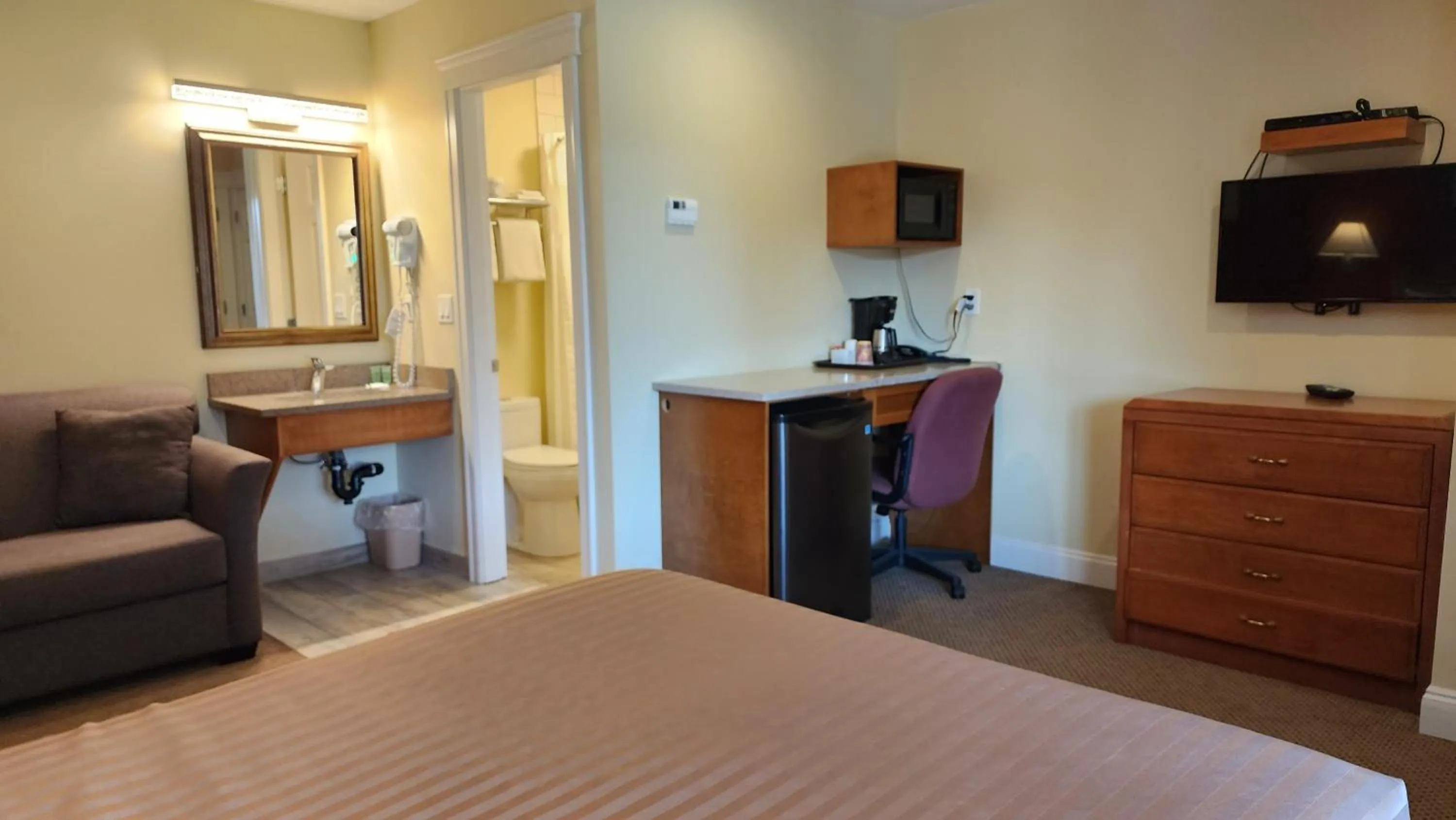 Bed in Sahara Courtyard Inn & Suites Osoyoos