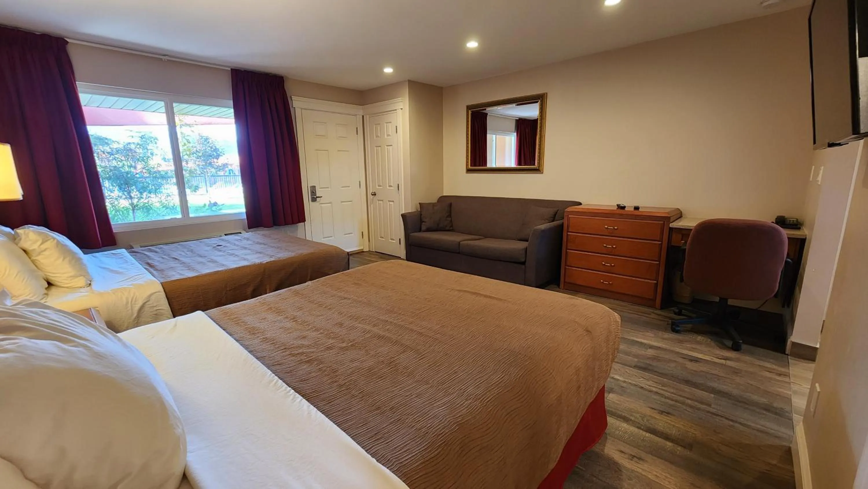 Bed in Sahara Courtyard Inn & Suites Osoyoos