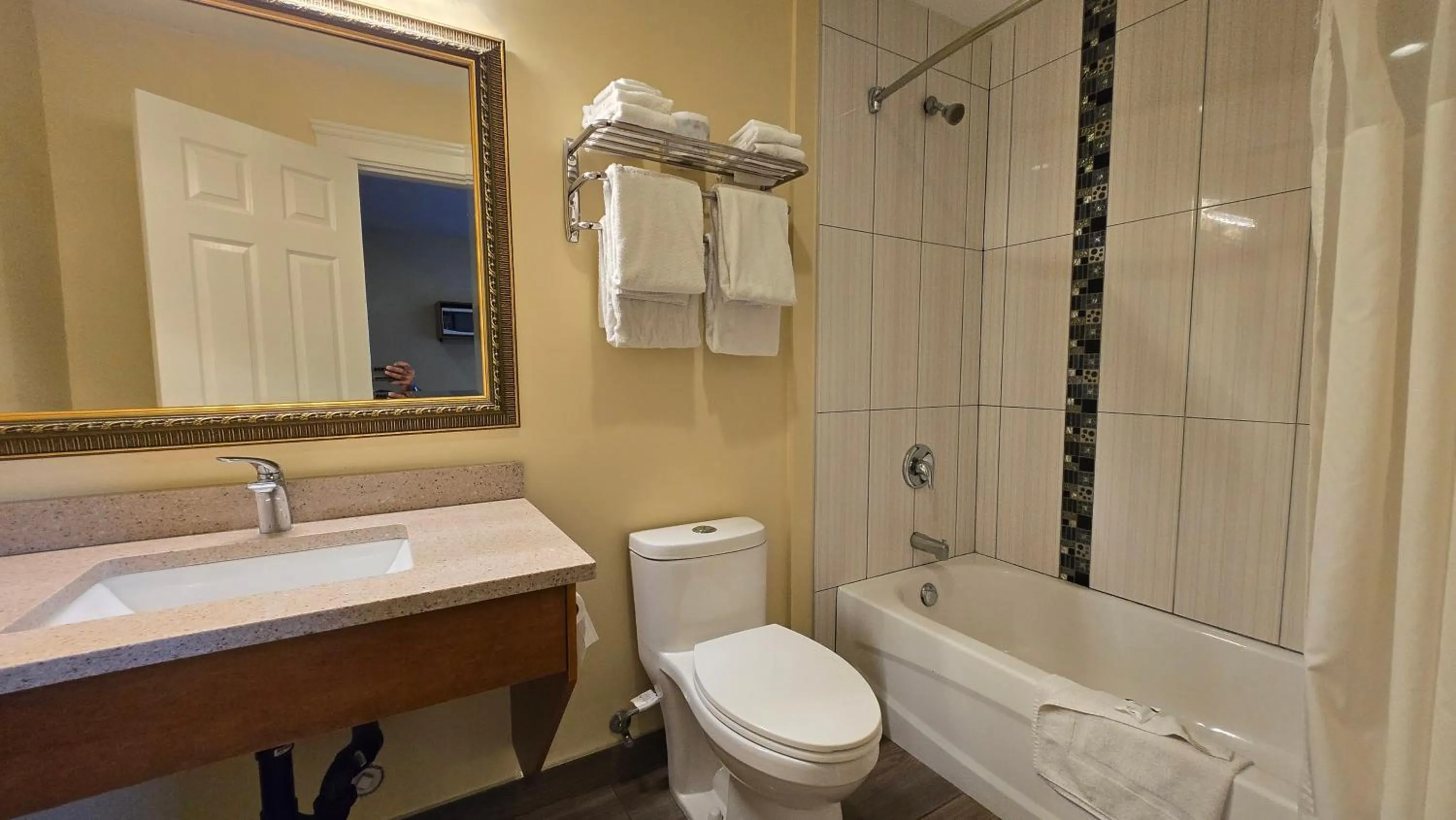 Sahara Courtyard Inn & Suites Osoyoos