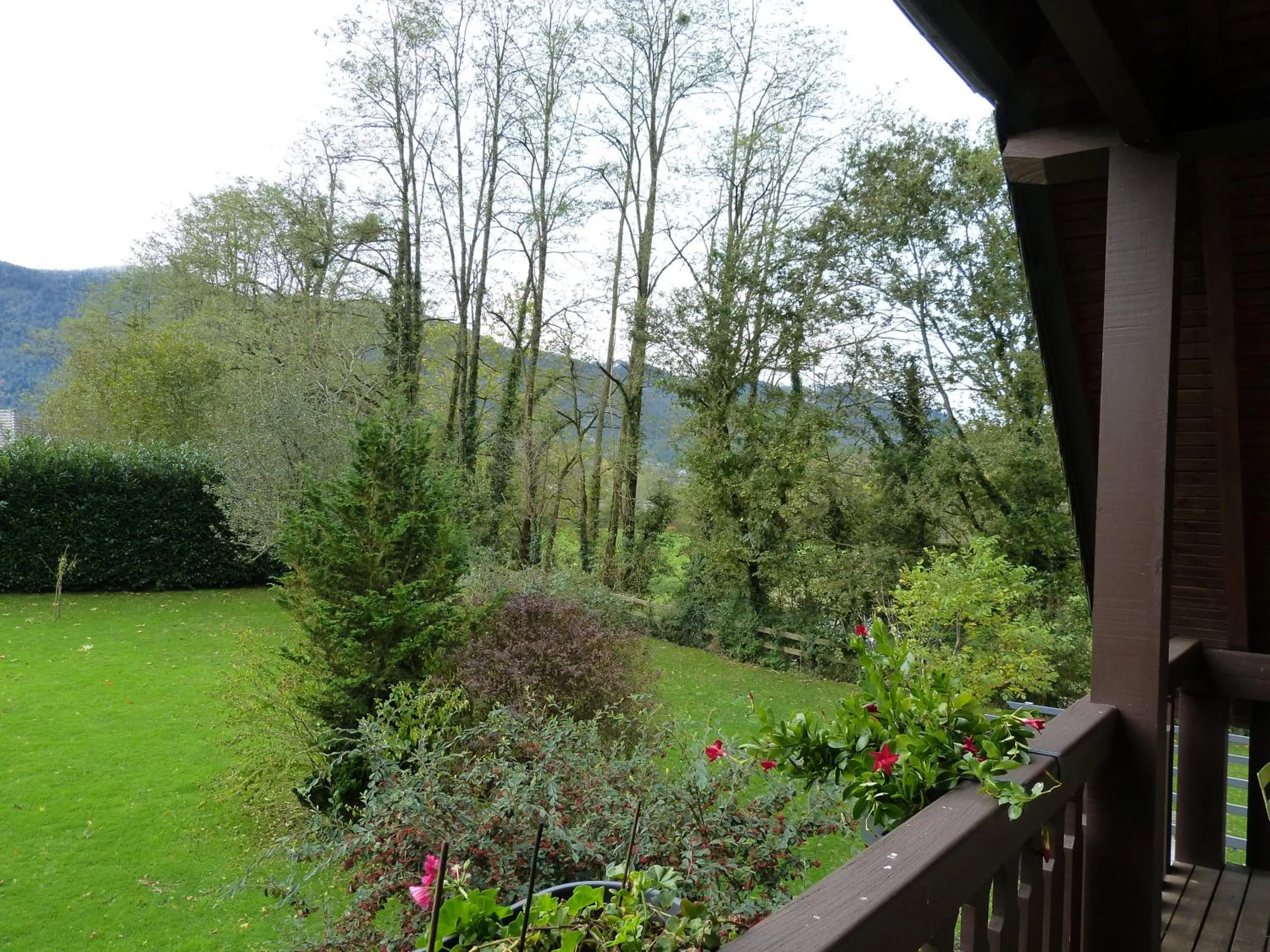 Garden view in LES CHAMBRES DU GAVE D'OSSAU