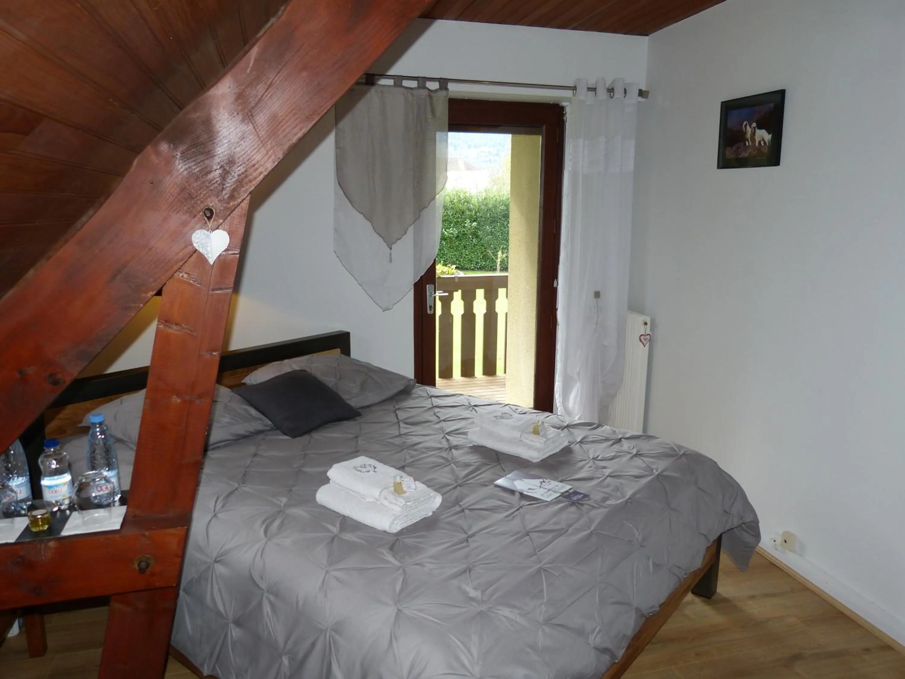 Photo of the whole room, Bed in LES CHAMBRES DU GAVE D'OSSAU