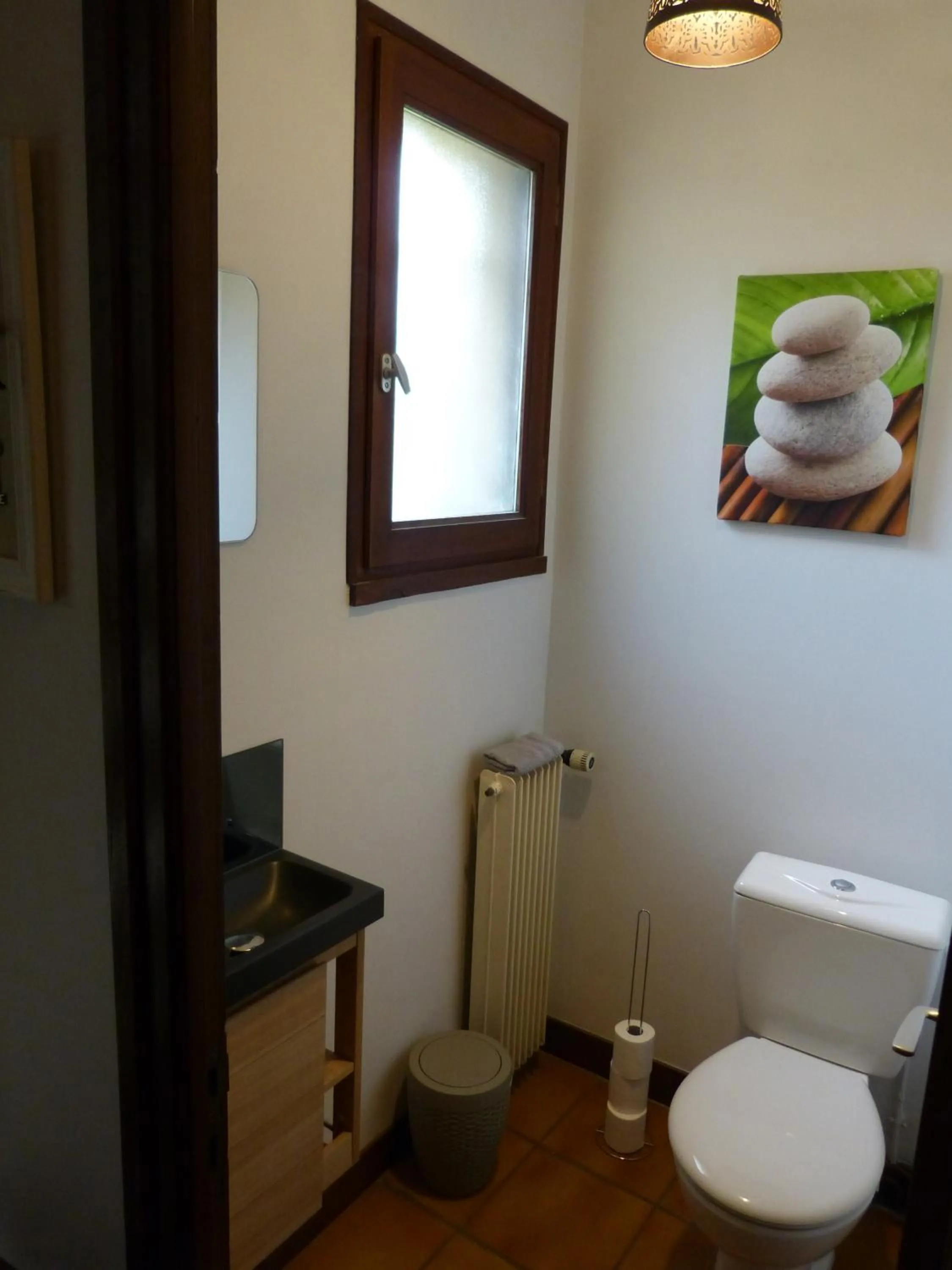Toilet in LES CHAMBRES DU GAVE D'OSSAU