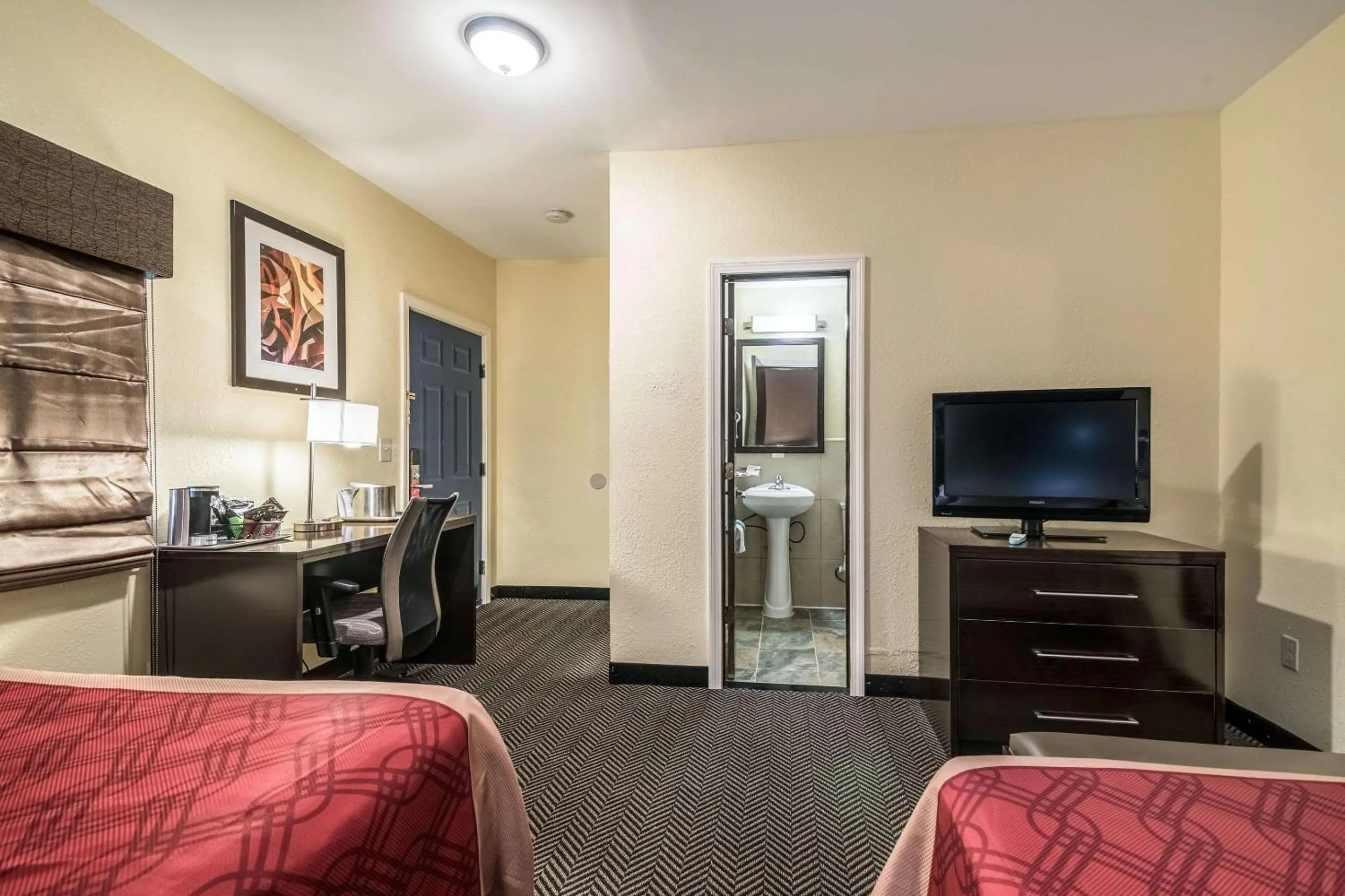 Photo of the whole room, TV/Entertainment Center in Econo Lodge Rutland