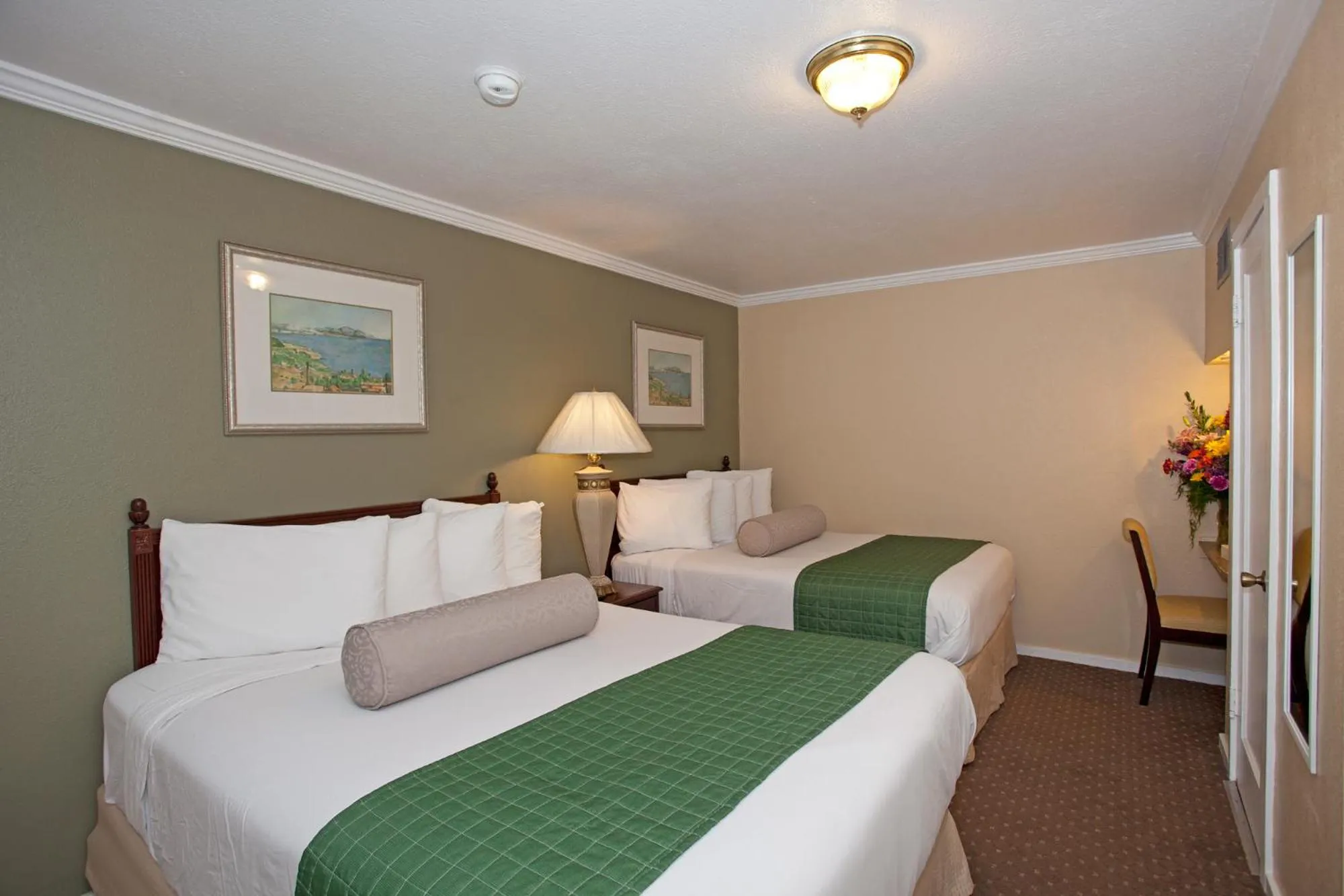 Photo of the whole room, Bed in Traveler's Inn Williams, CA Modern Renovated Hotel