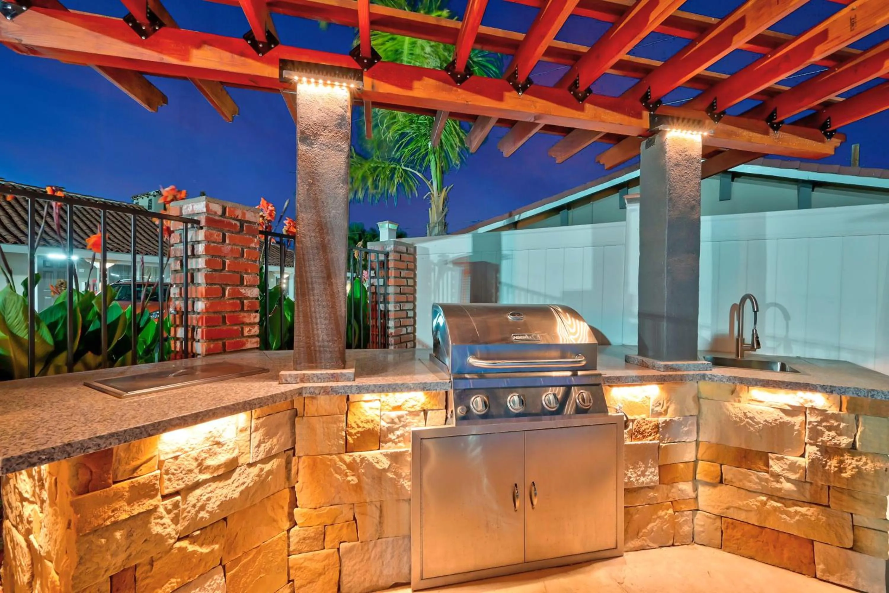 Traveler's Inn Williams, CA Modern Renovated Hotel