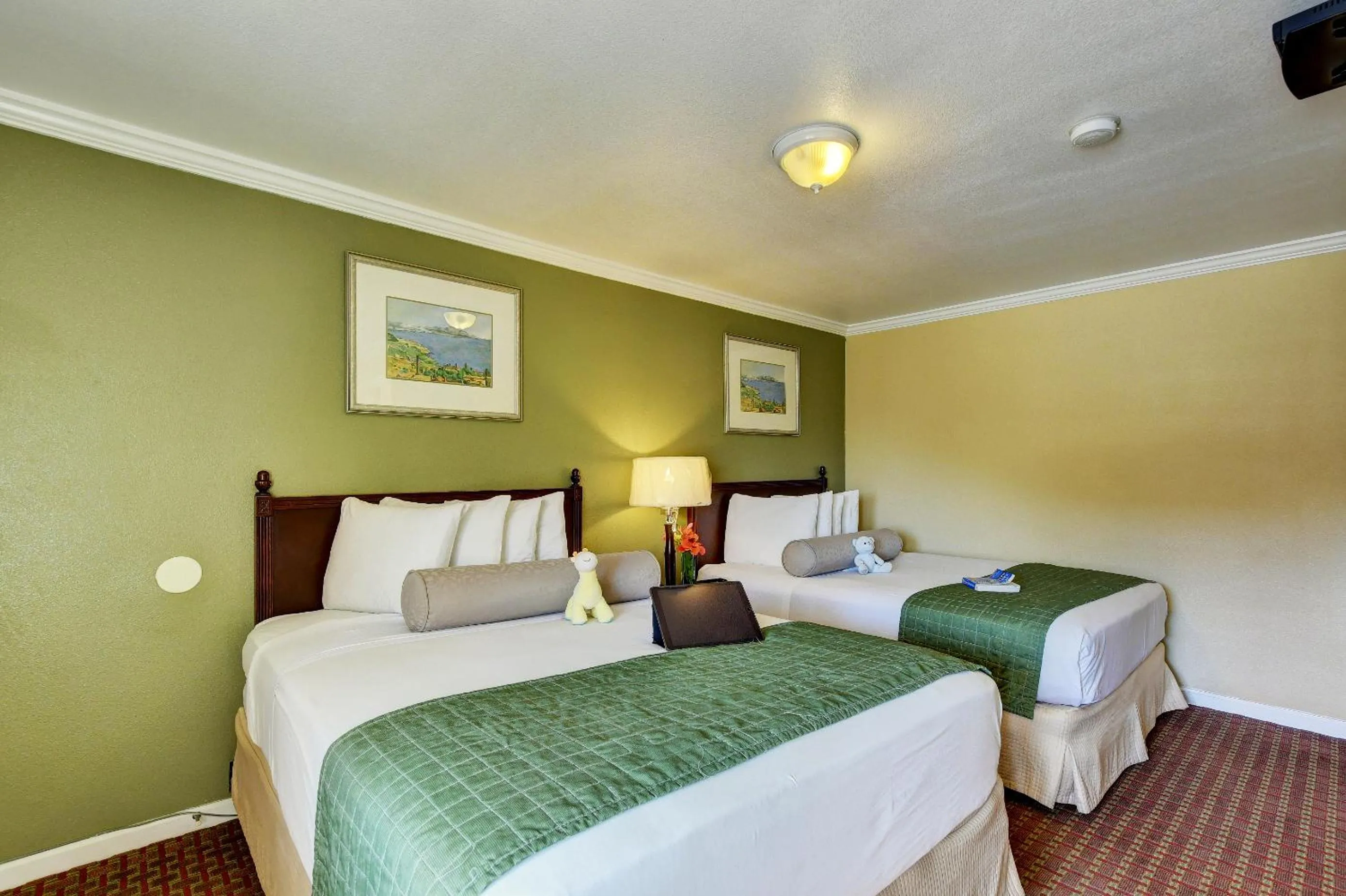 Other, Bed in Traveler's Inn Williams, CA Modern Renovated Hotel