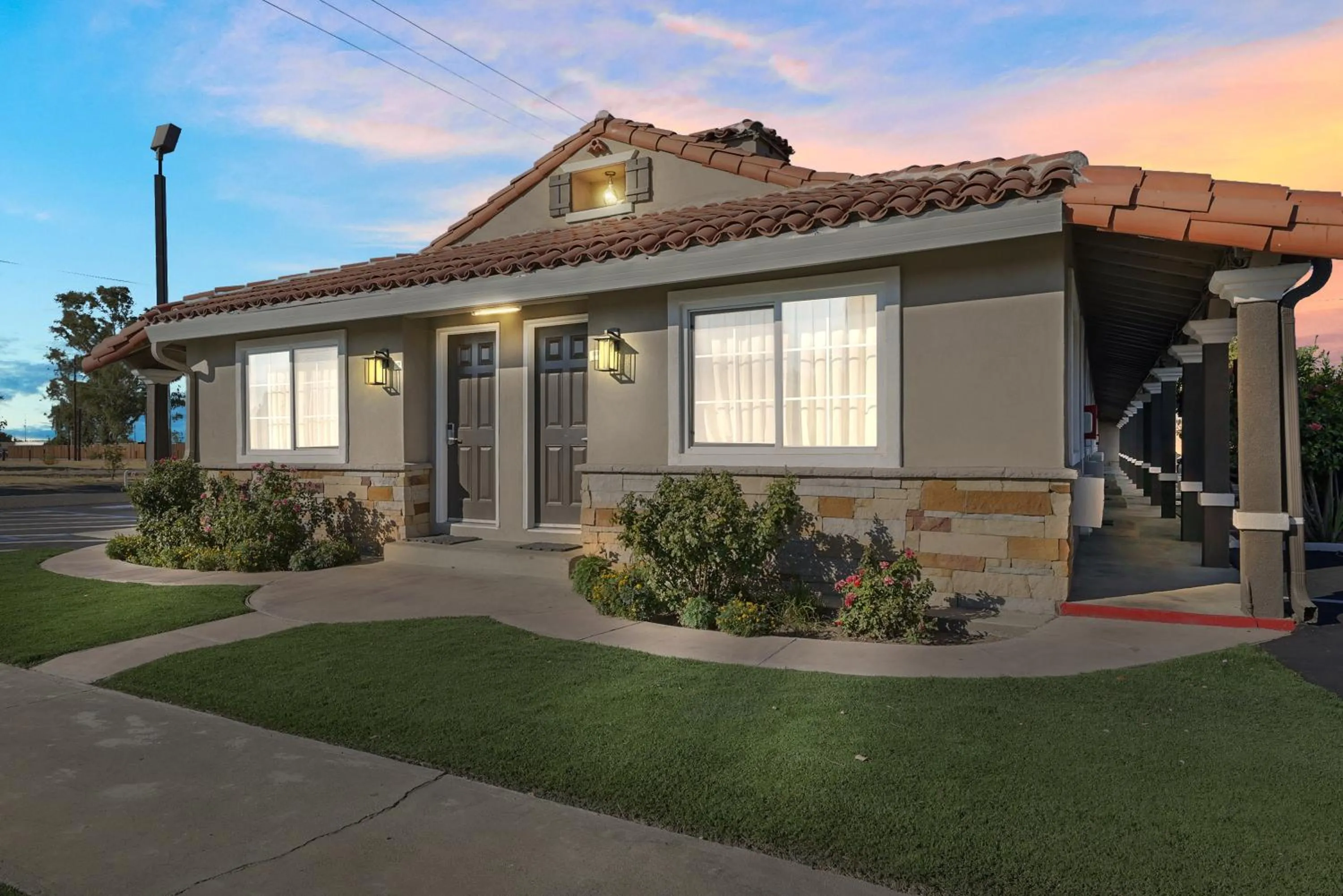 Traveler's Inn Williams, CA Modern Renovated Hotel