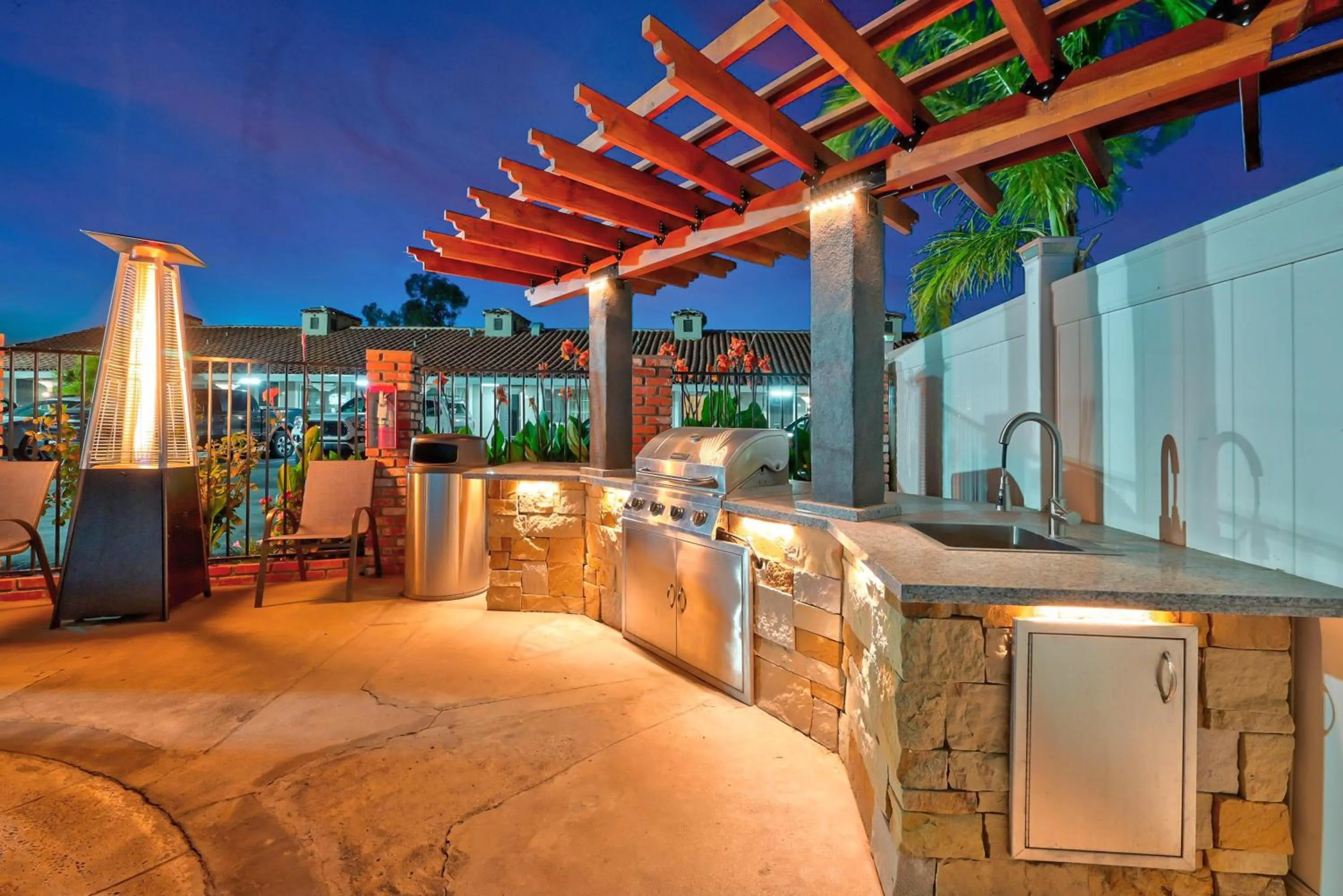 BBQ facilities in Traveler's Inn Williams, CA Modern Renovated Hotel