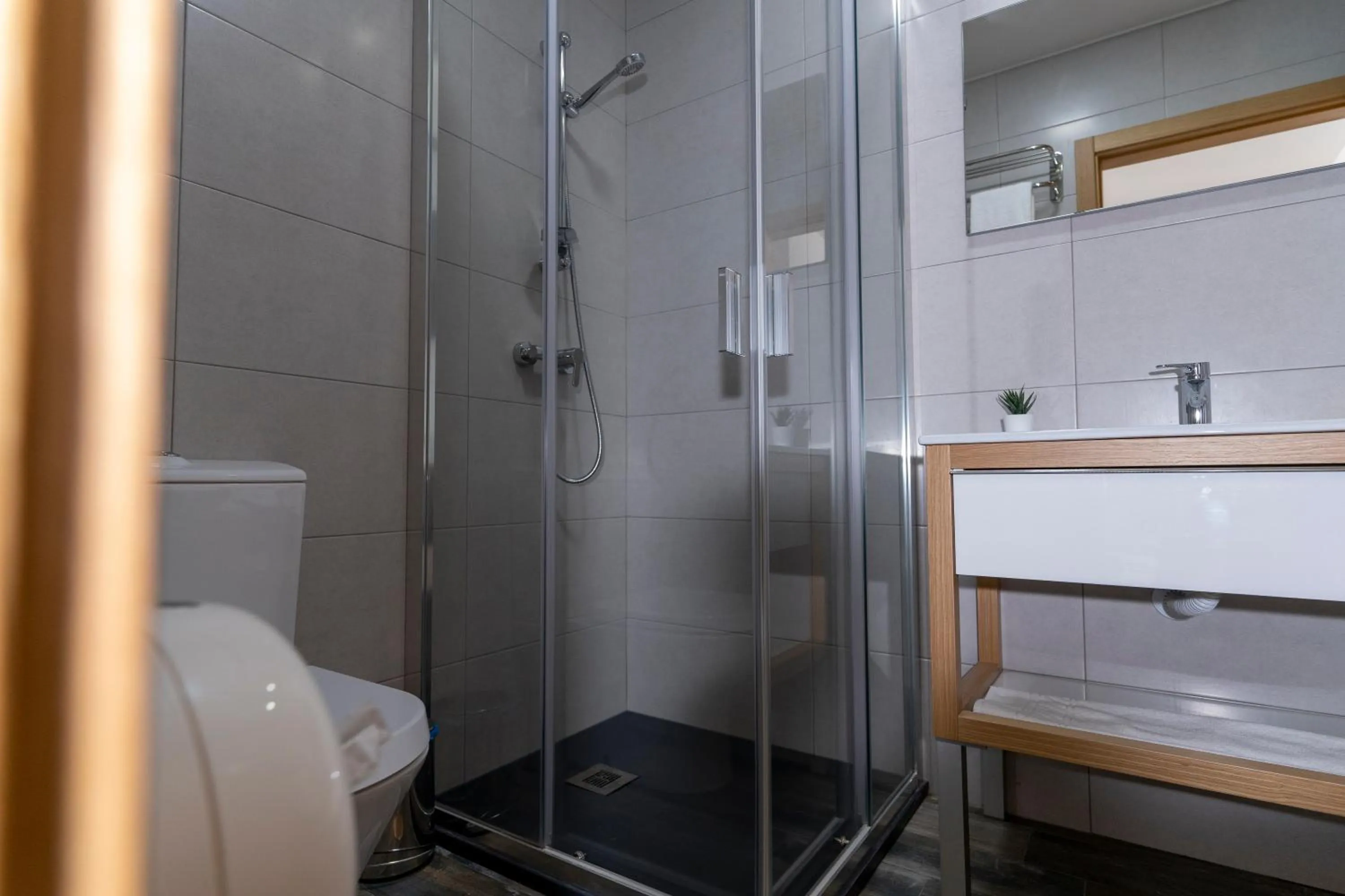 Bathroom in ALOJAMENTO GIRASSOL - Guest House - Quarto com casa de banho privativa