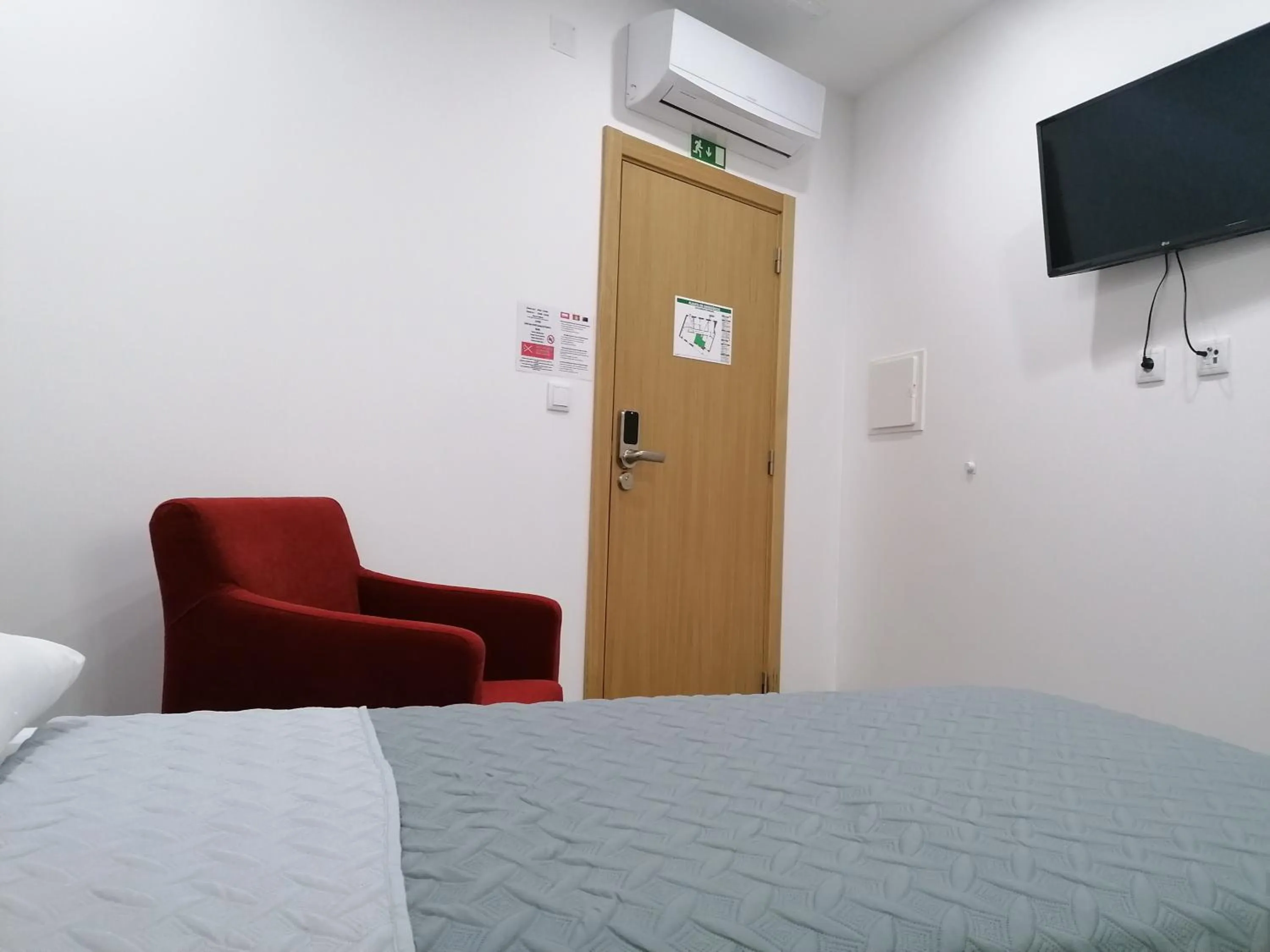 TV and multimedia, Bed in ALOJAMENTO GIRASSOL - Guest House - Quarto com casa de banho privativa