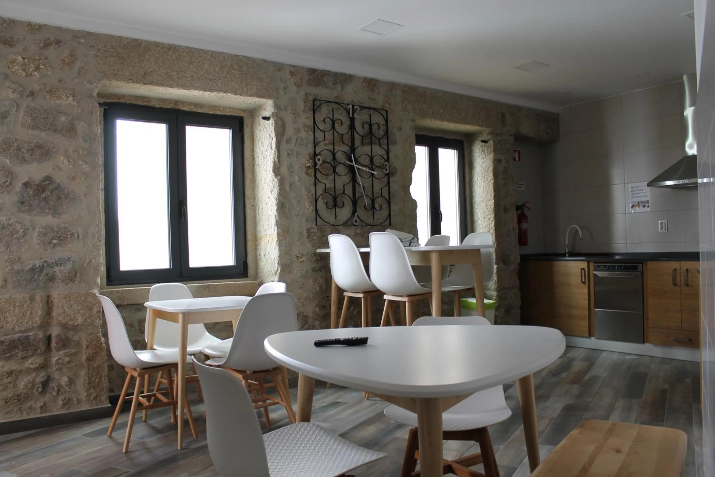 Communal kitchen in ALOJAMENTO GIRASSOL - Guest House - Quarto com casa de banho privativa