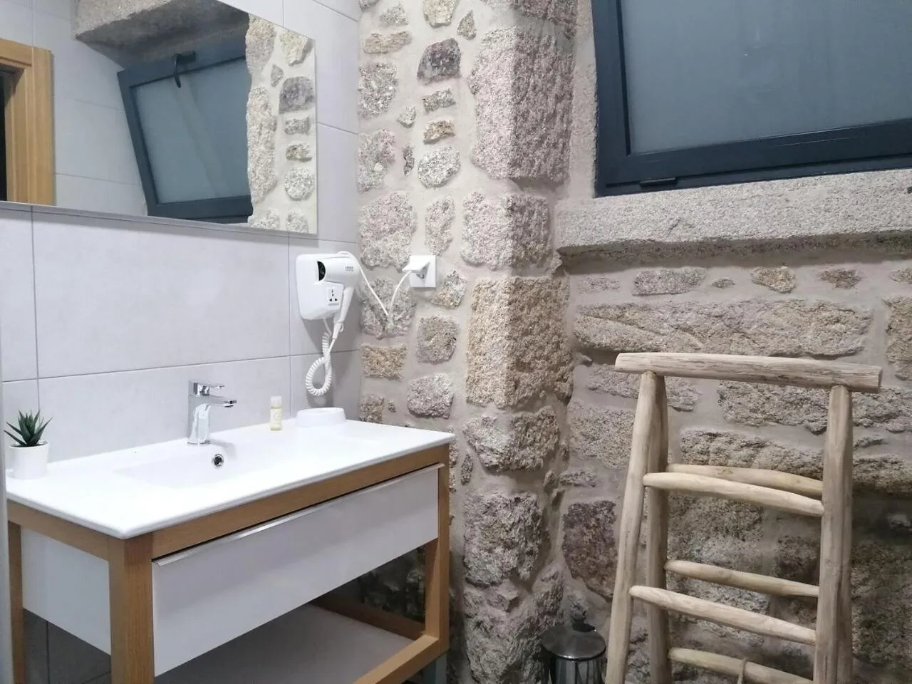 Bathroom in ALOJAMENTO GIRASSOL - Guest House - Quarto com casa de banho privativa