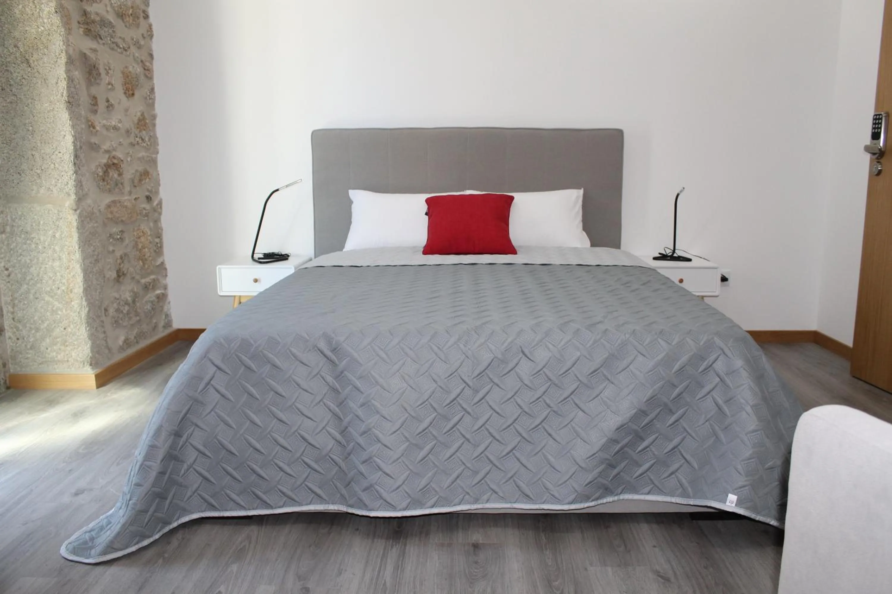 Bed in ALOJAMENTO GIRASSOL - Guest House - Quarto com casa de banho privativa