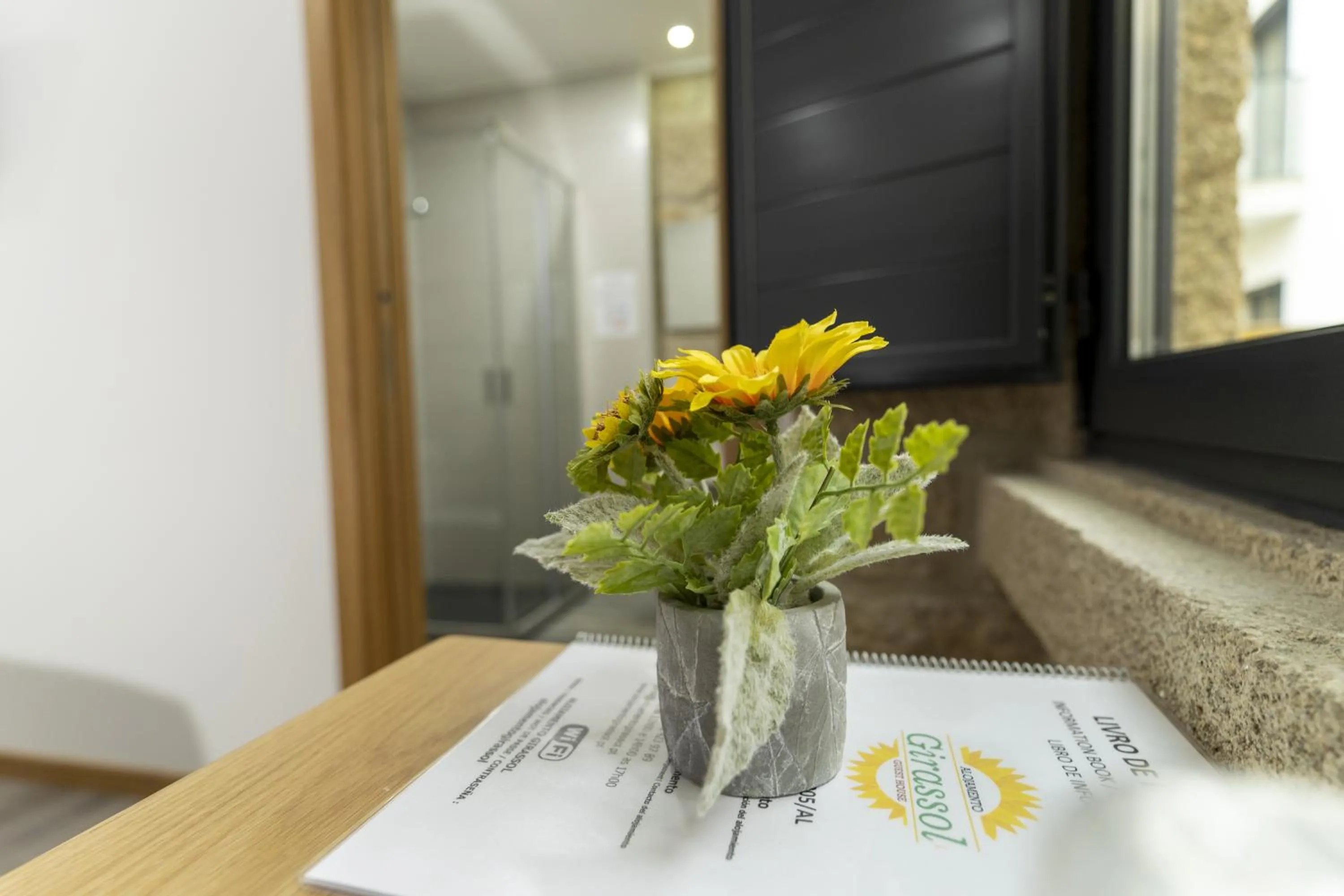 Bedroom in ALOJAMENTO GIRASSOL - Guest House - Quarto com casa de banho privativa