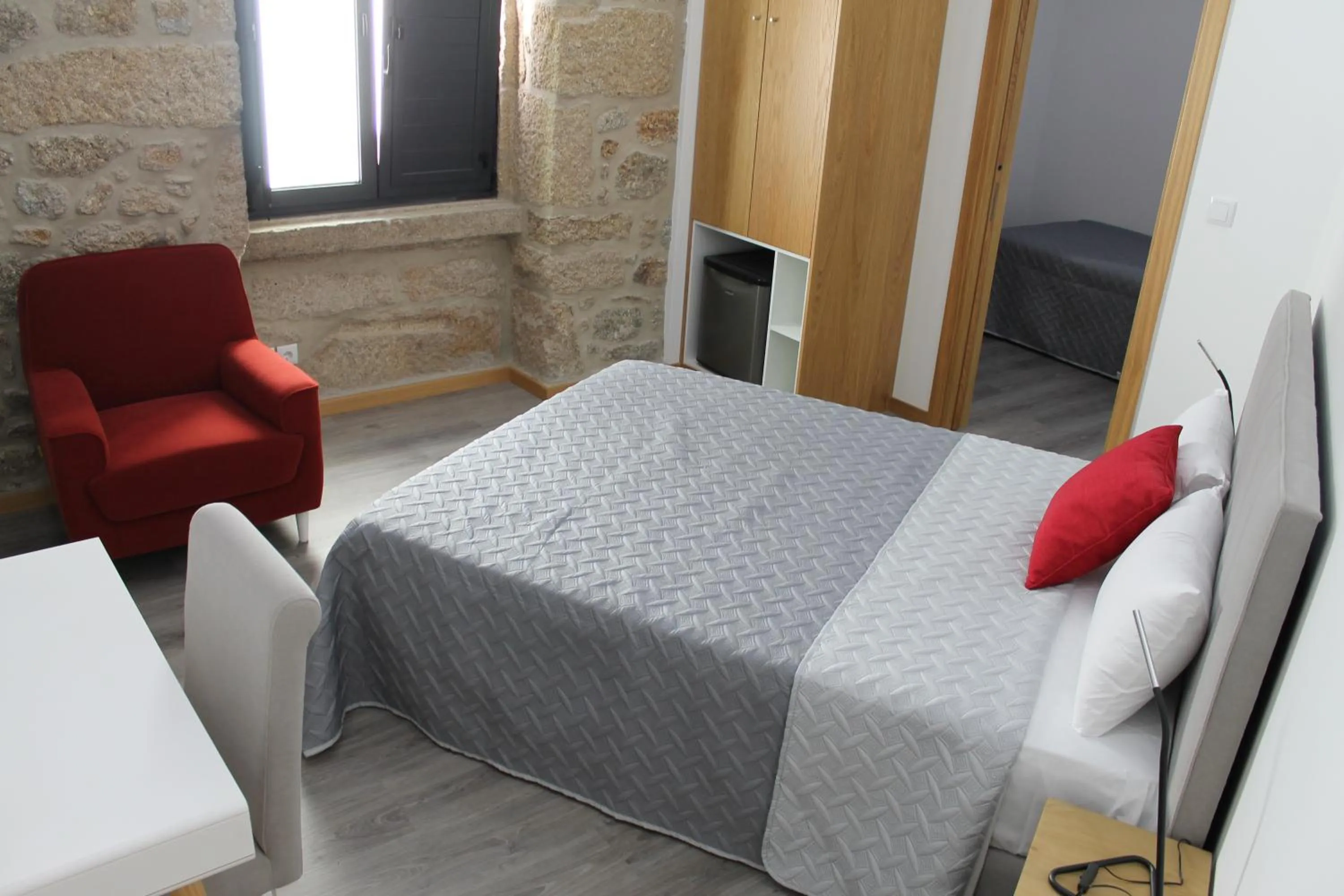 Bedroom, Bed in ALOJAMENTO GIRASSOL - Guest House - Quarto com casa de banho privativa