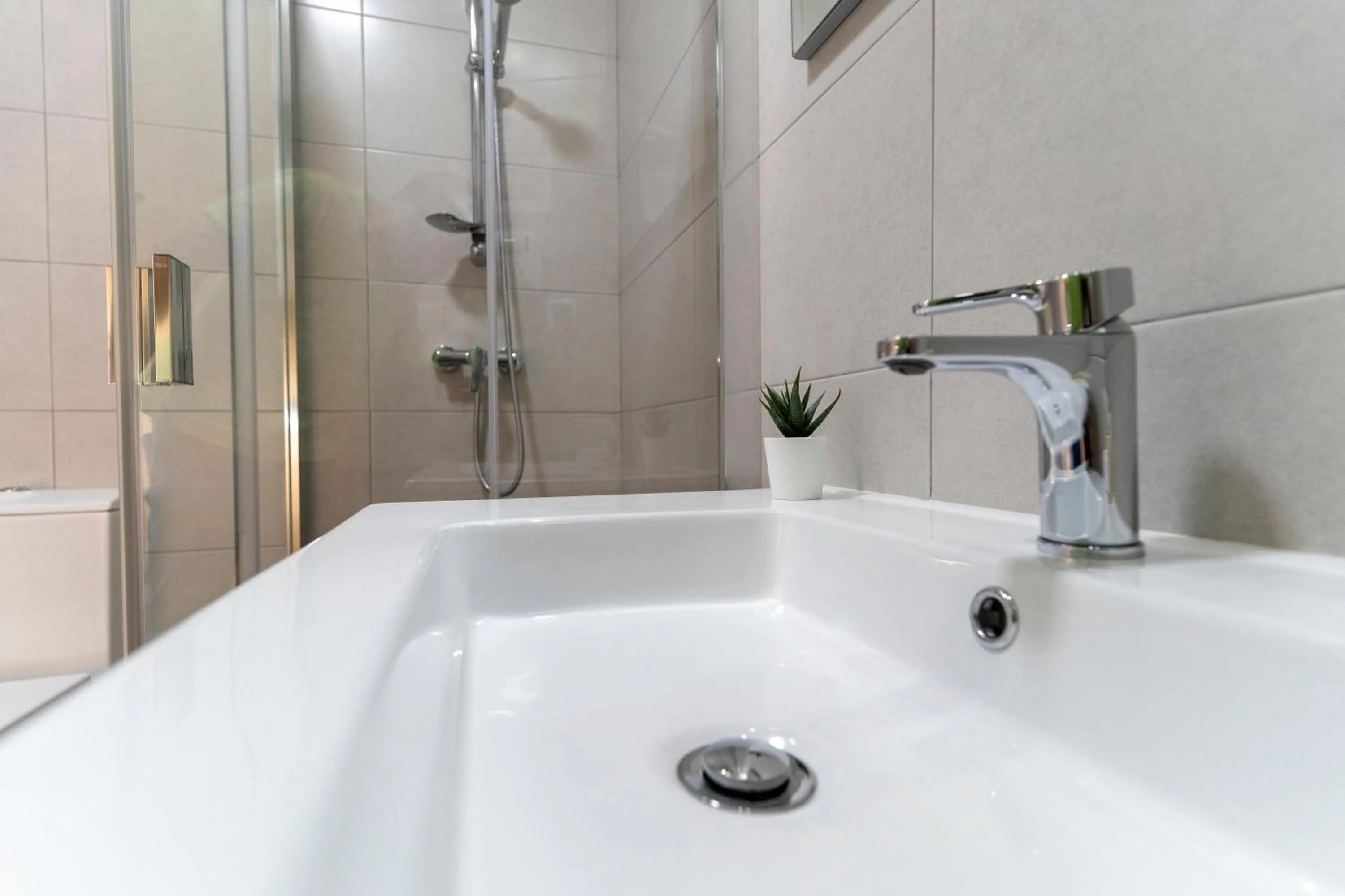 Bathroom in ALOJAMENTO GIRASSOL - Guest House - Quarto com casa de banho privativa