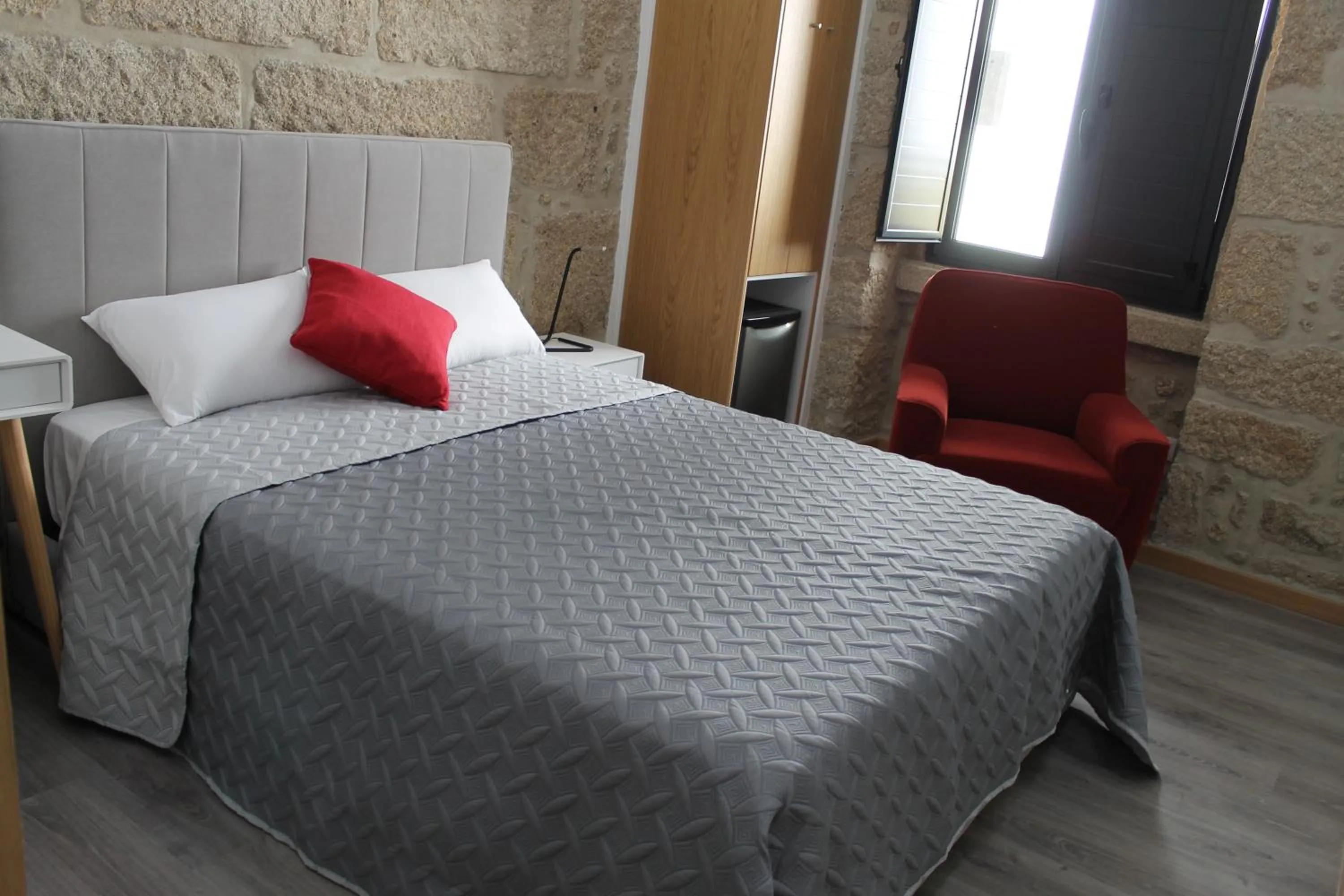 Bedroom, Bed in ALOJAMENTO GIRASSOL - Guest House - Quarto com casa de banho privativa