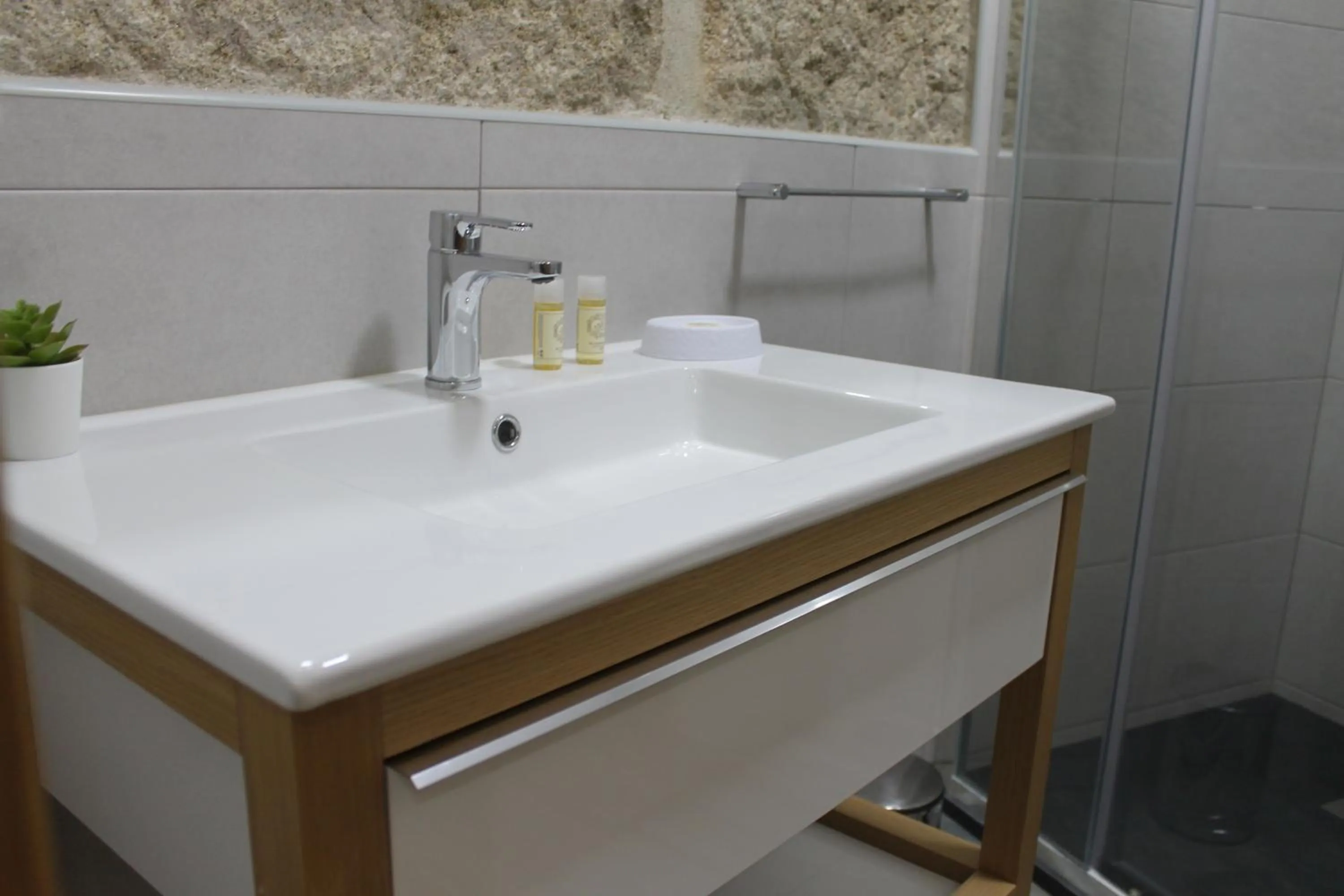 Bathroom in ALOJAMENTO GIRASSOL - Guest House - Quarto com casa de banho privativa