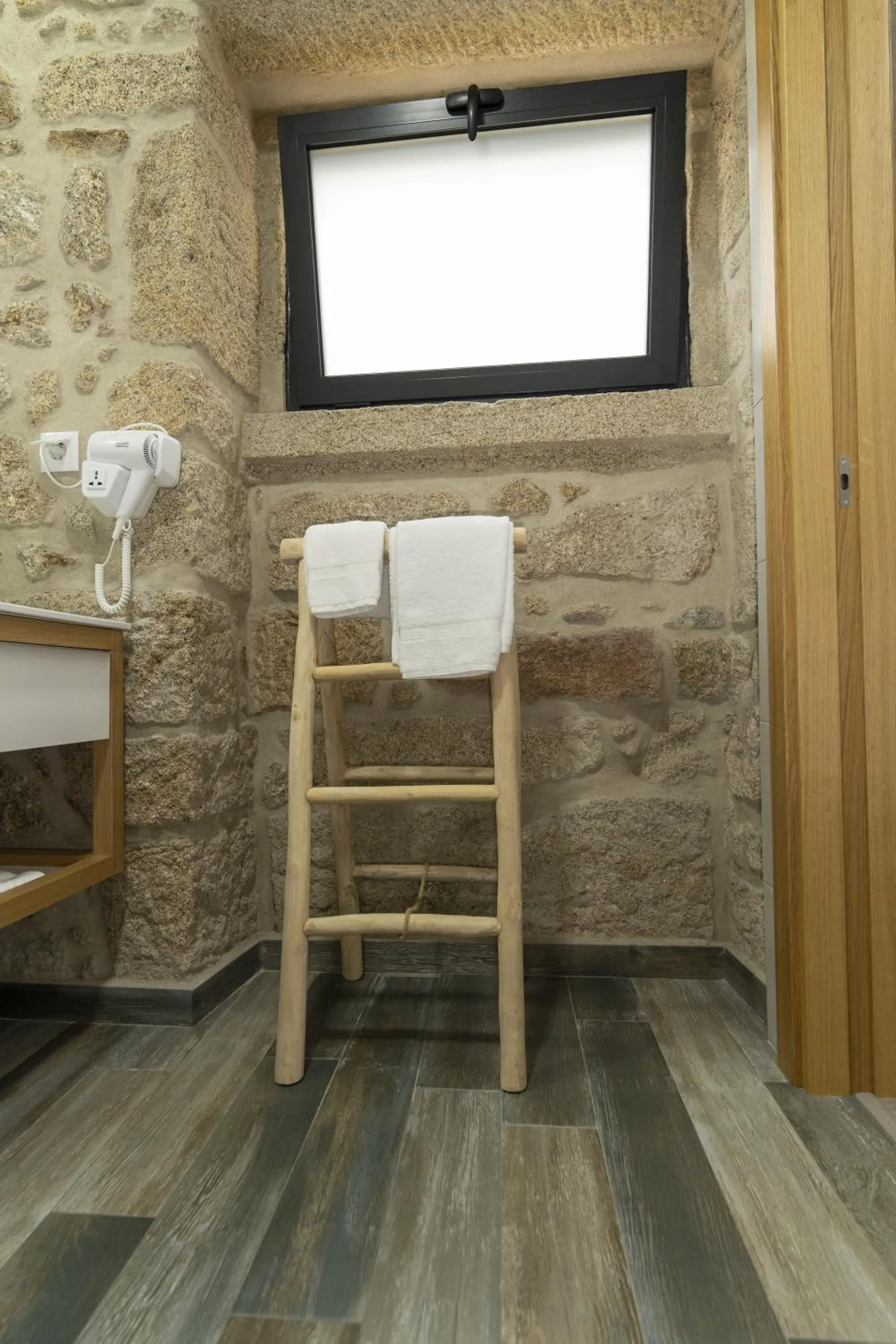 Bathroom in ALOJAMENTO GIRASSOL - Guest House - Quarto com casa de banho privativa