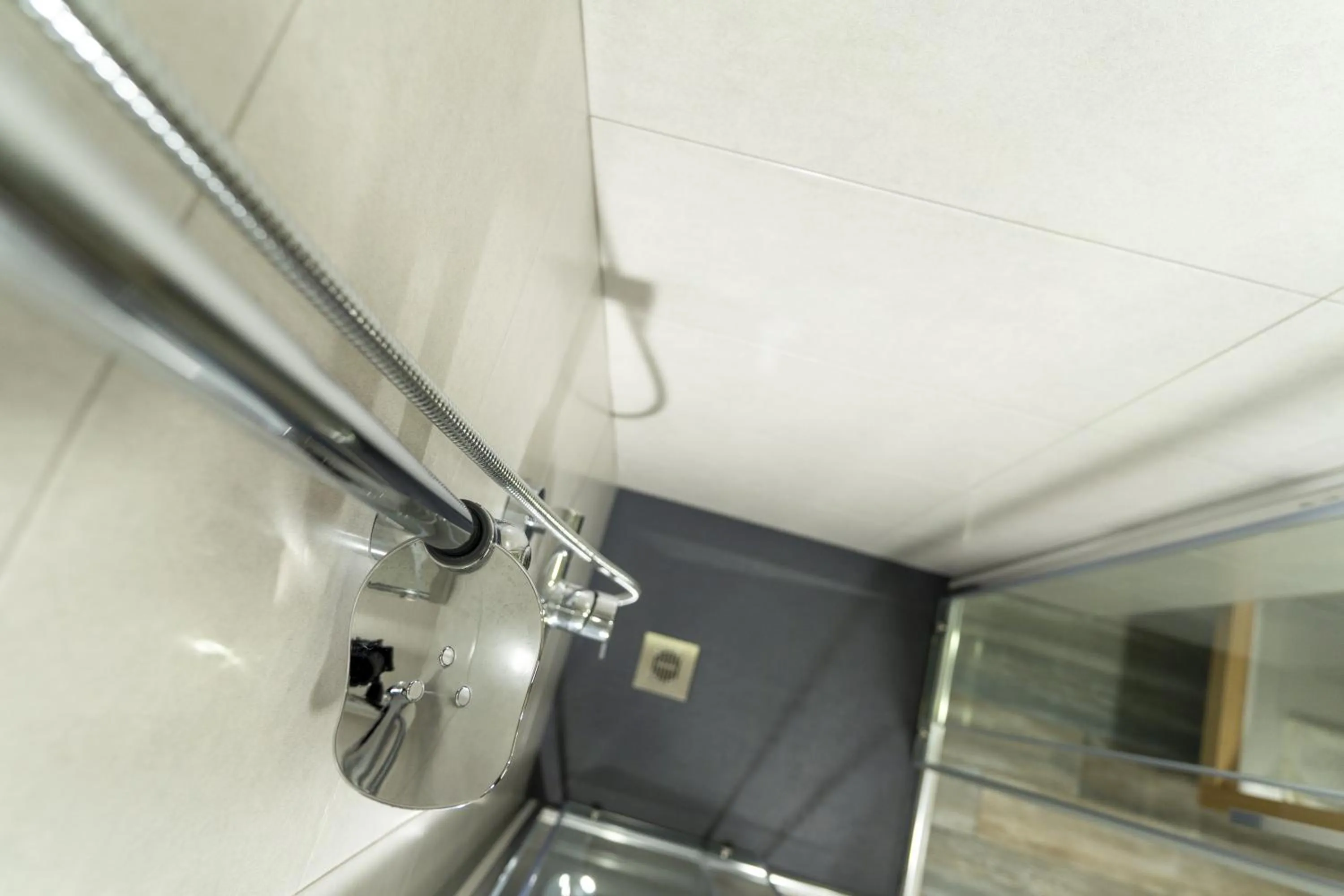 Bathroom in ALOJAMENTO GIRASSOL - Guest House - Quarto com casa de banho privativa