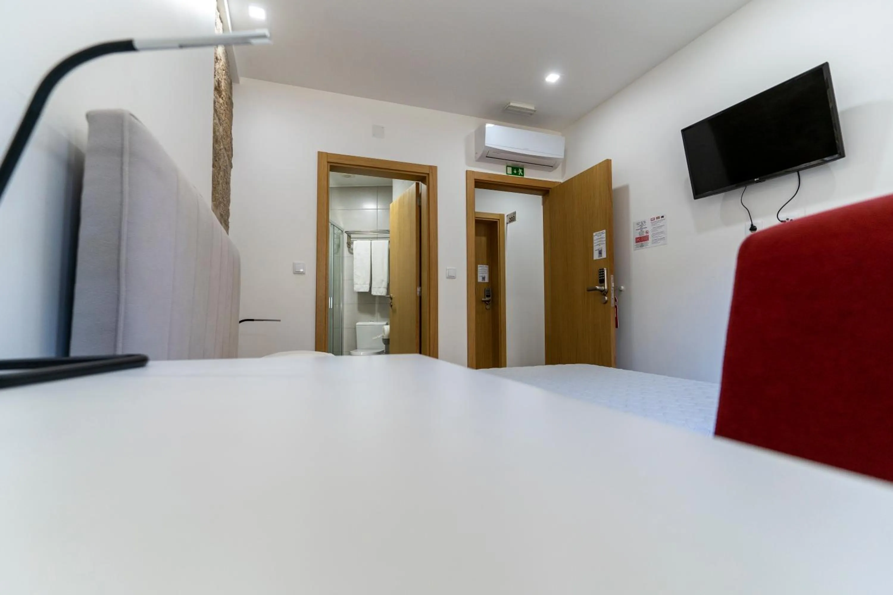 Bedroom, Bed in ALOJAMENTO GIRASSOL - Guest House - Quarto com casa de banho privativa