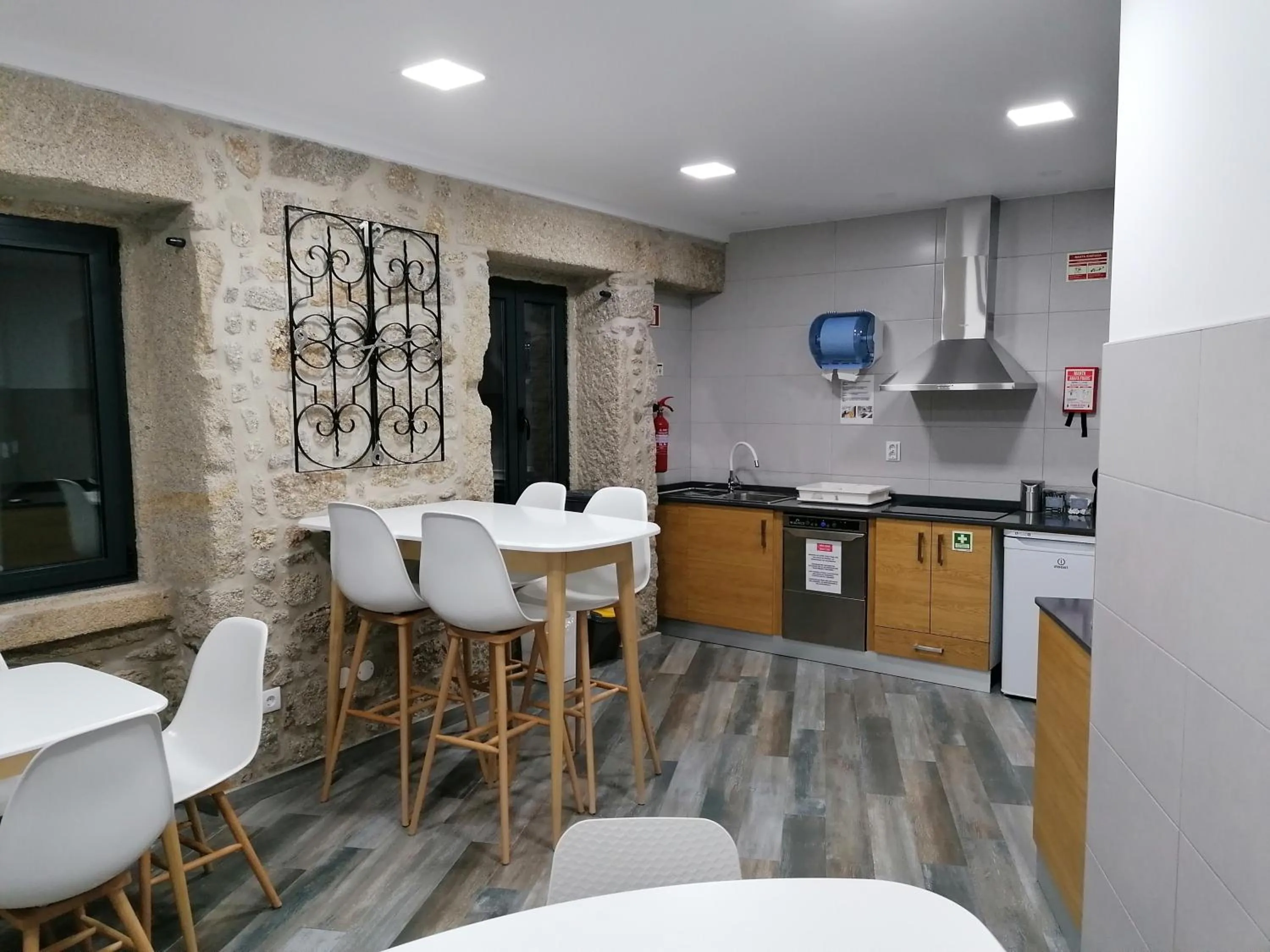 Communal kitchen in ALOJAMENTO GIRASSOL - Guest House - Quarto com casa de banho privativa