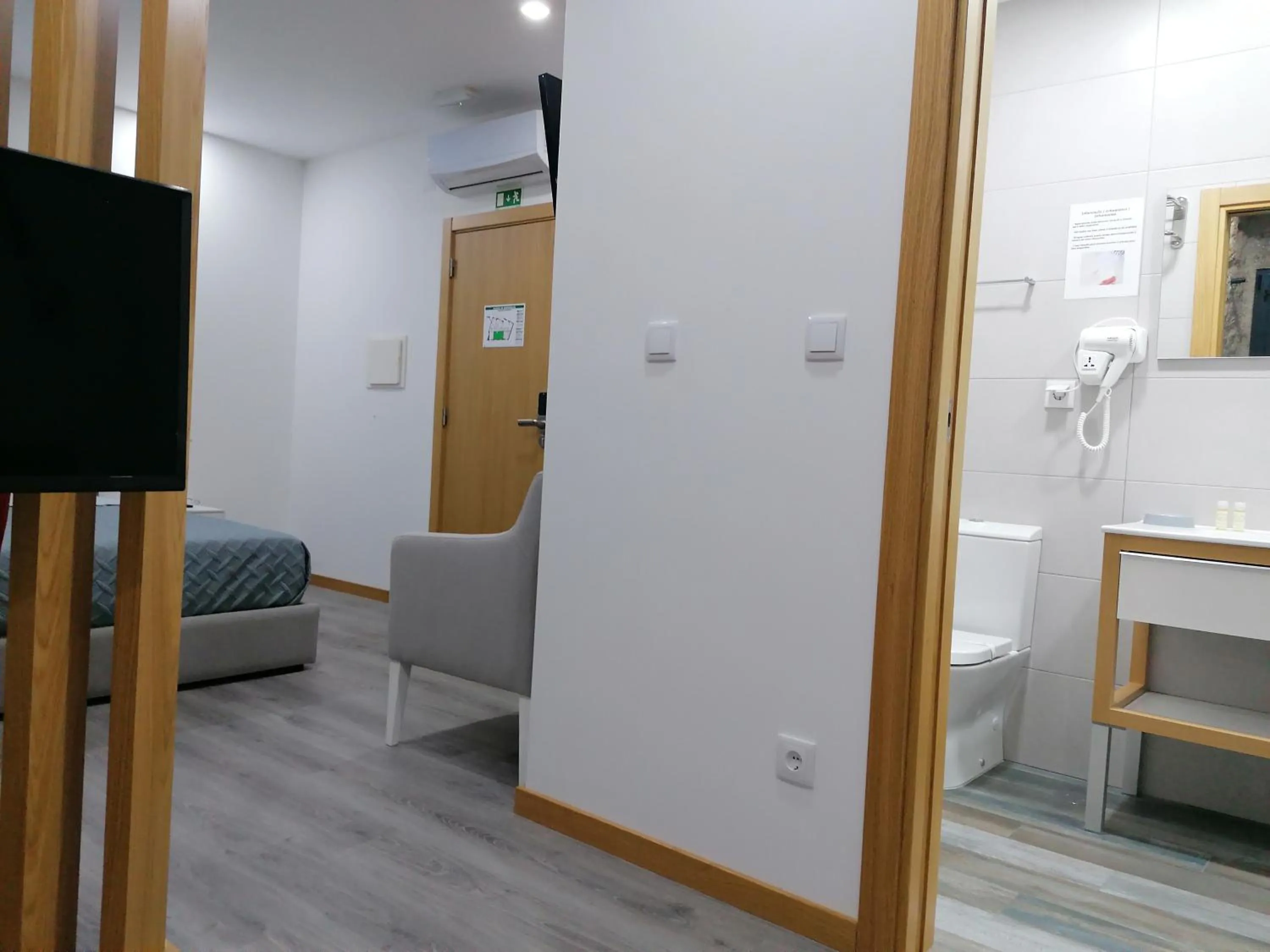 Bedroom in ALOJAMENTO GIRASSOL - Guest House - Quarto com casa de banho privativa