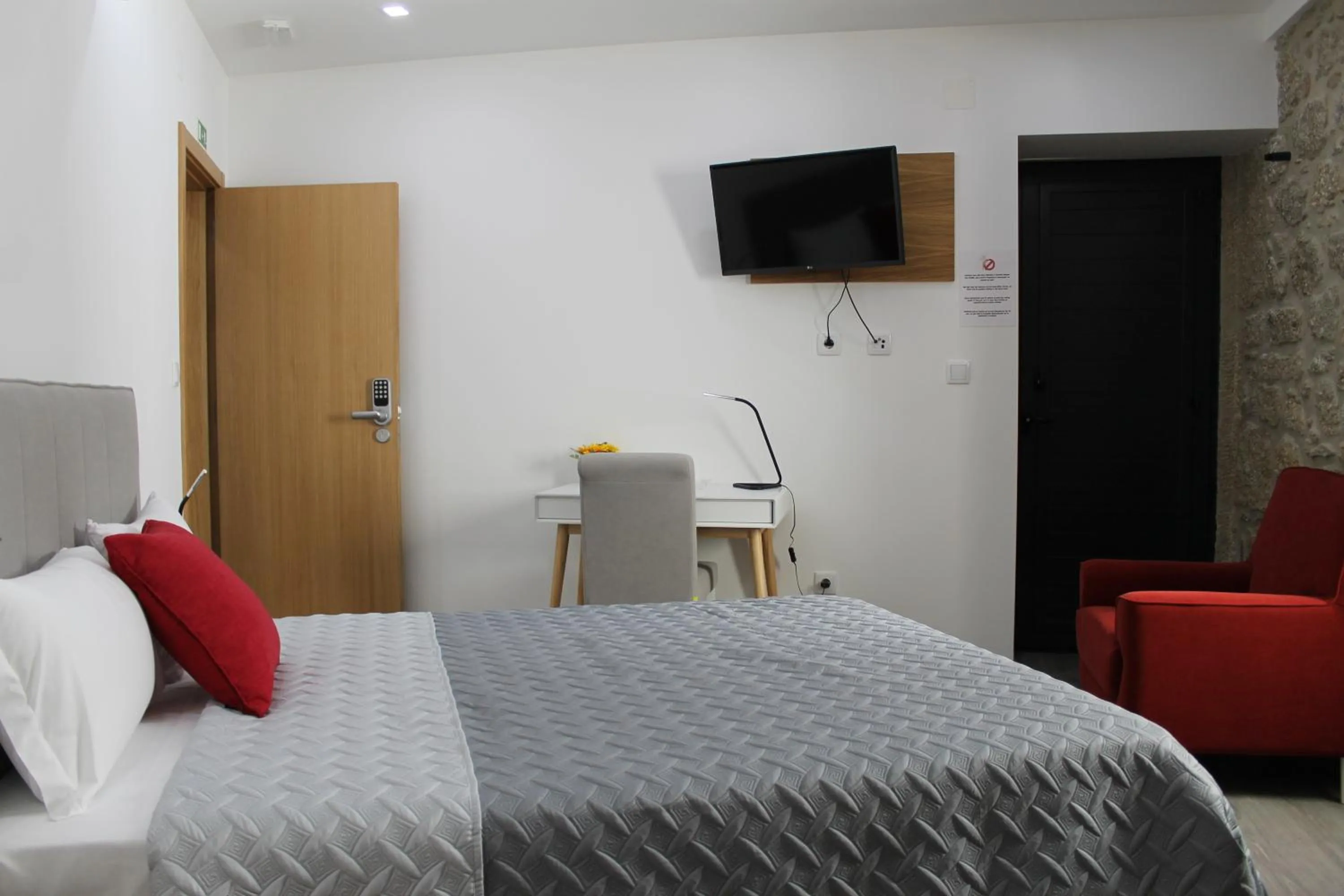 Bedroom, Bed in ALOJAMENTO GIRASSOL - Guest House - Quarto com casa de banho privativa