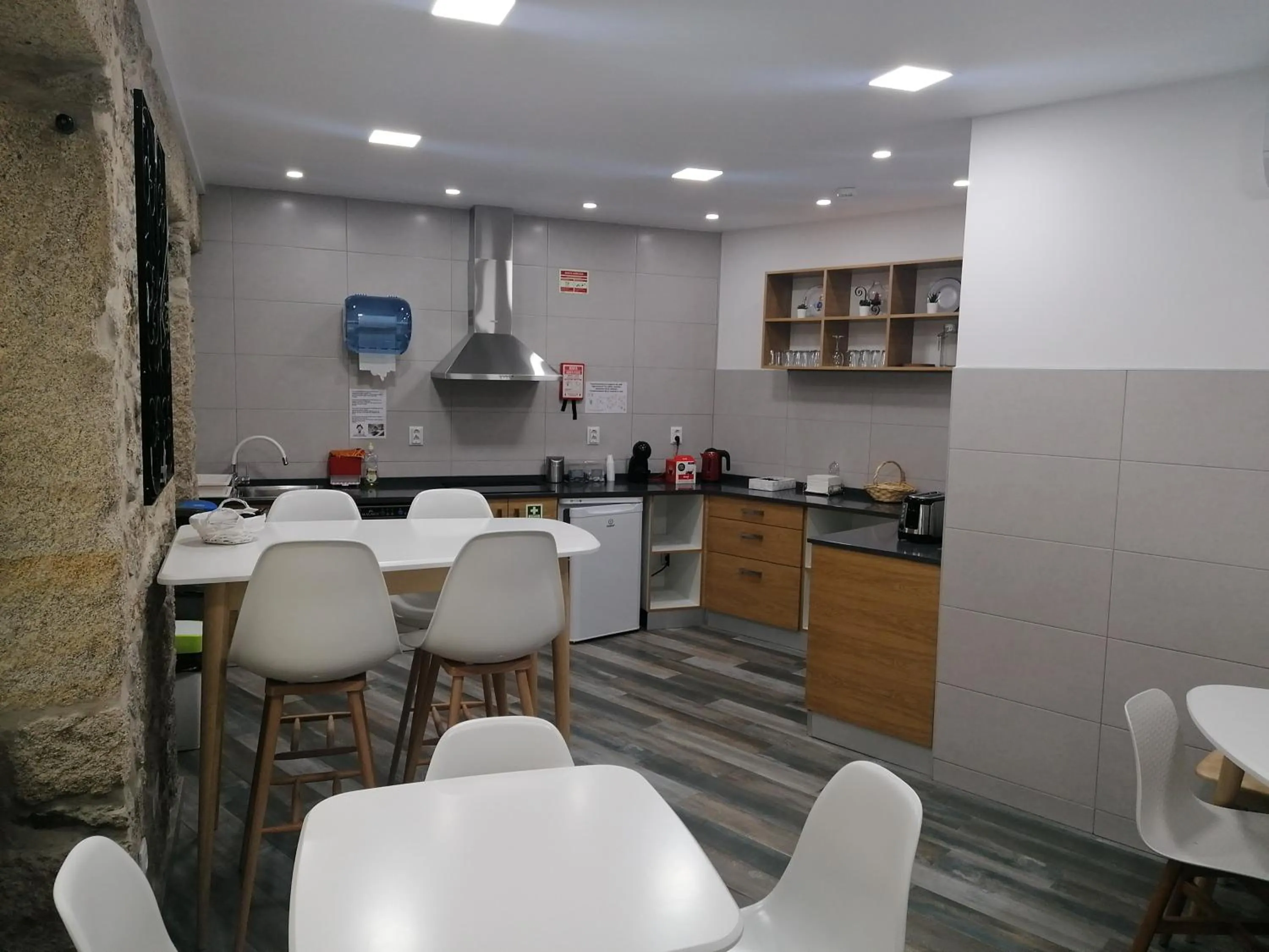 Kitchen or kitchenette in ALOJAMENTO GIRASSOL - Guest House - Quarto com casa de banho privativa