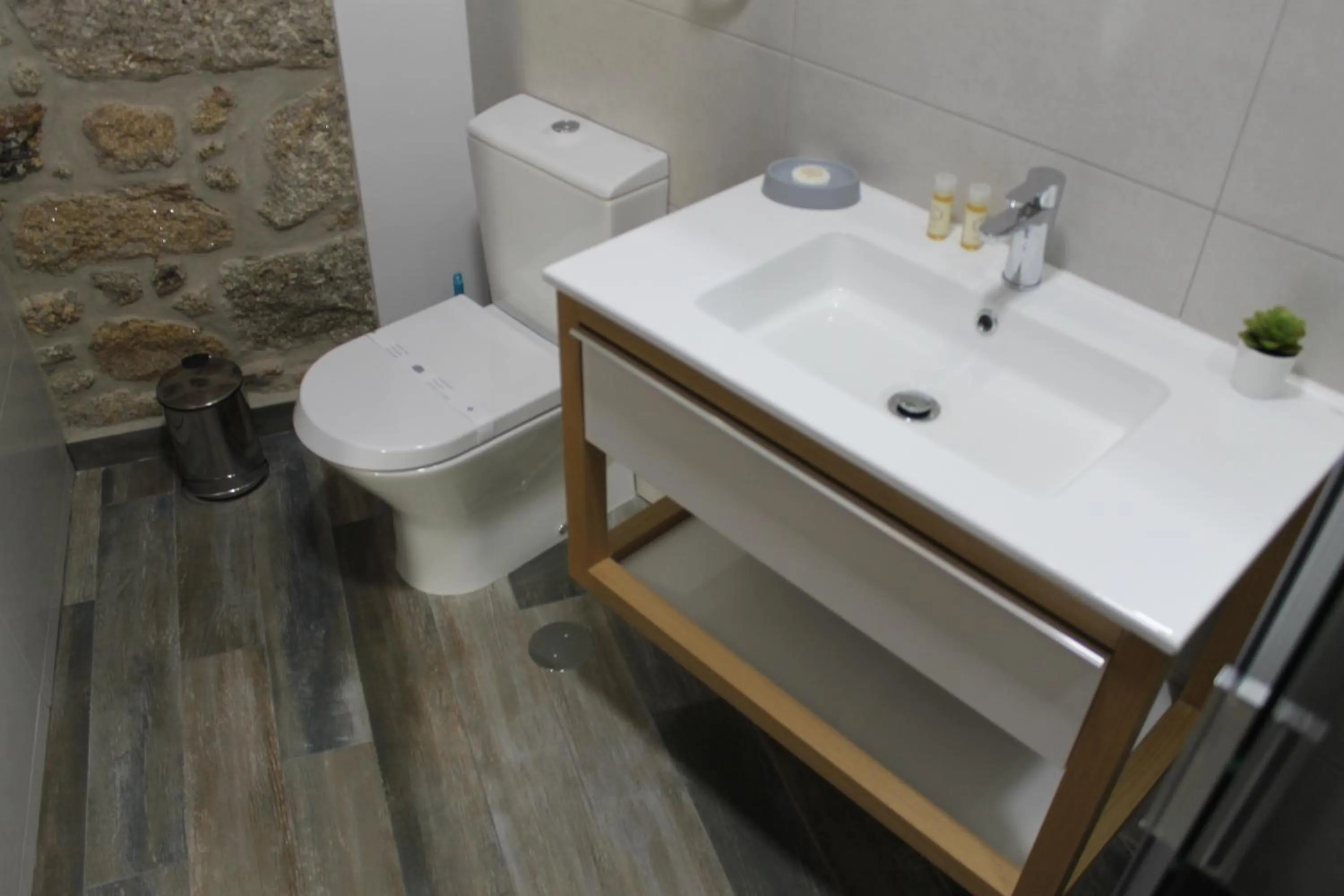 Bathroom in ALOJAMENTO GIRASSOL - Guest House - Quarto com casa de banho privativa