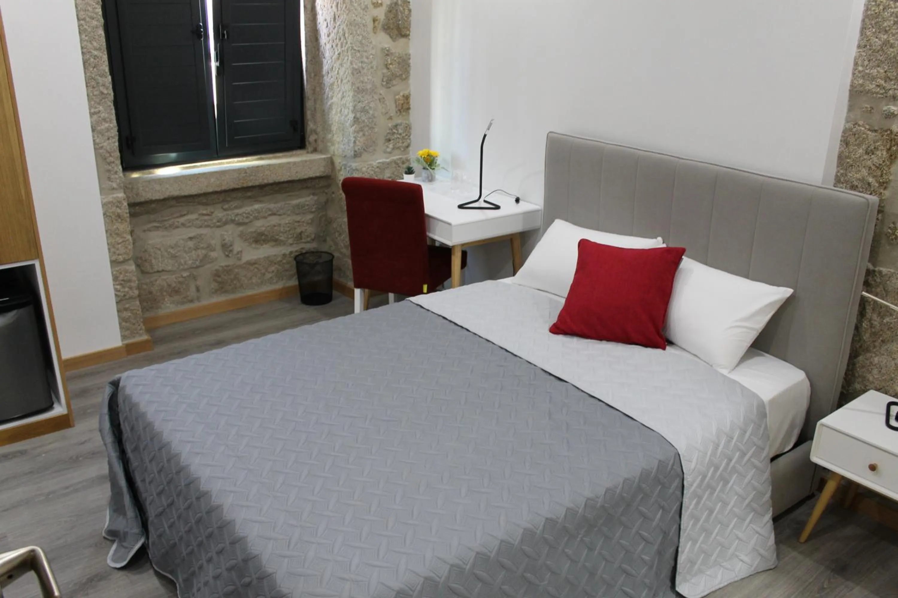 Bedroom, Bed in ALOJAMENTO GIRASSOL - Guest House - Quarto com casa de banho privativa