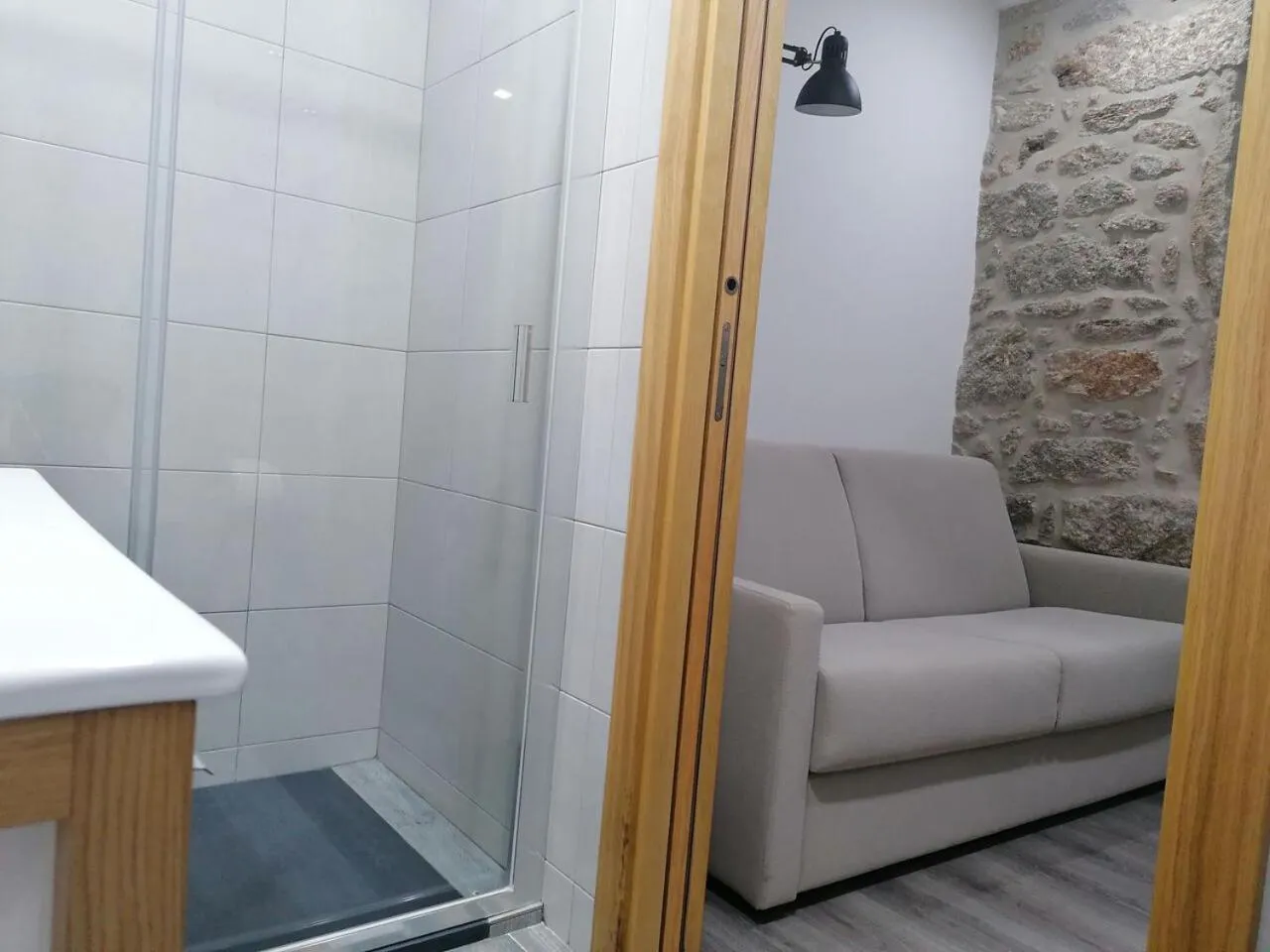 Bathroom in ALOJAMENTO GIRASSOL - Guest House - Quarto com casa de banho privativa
