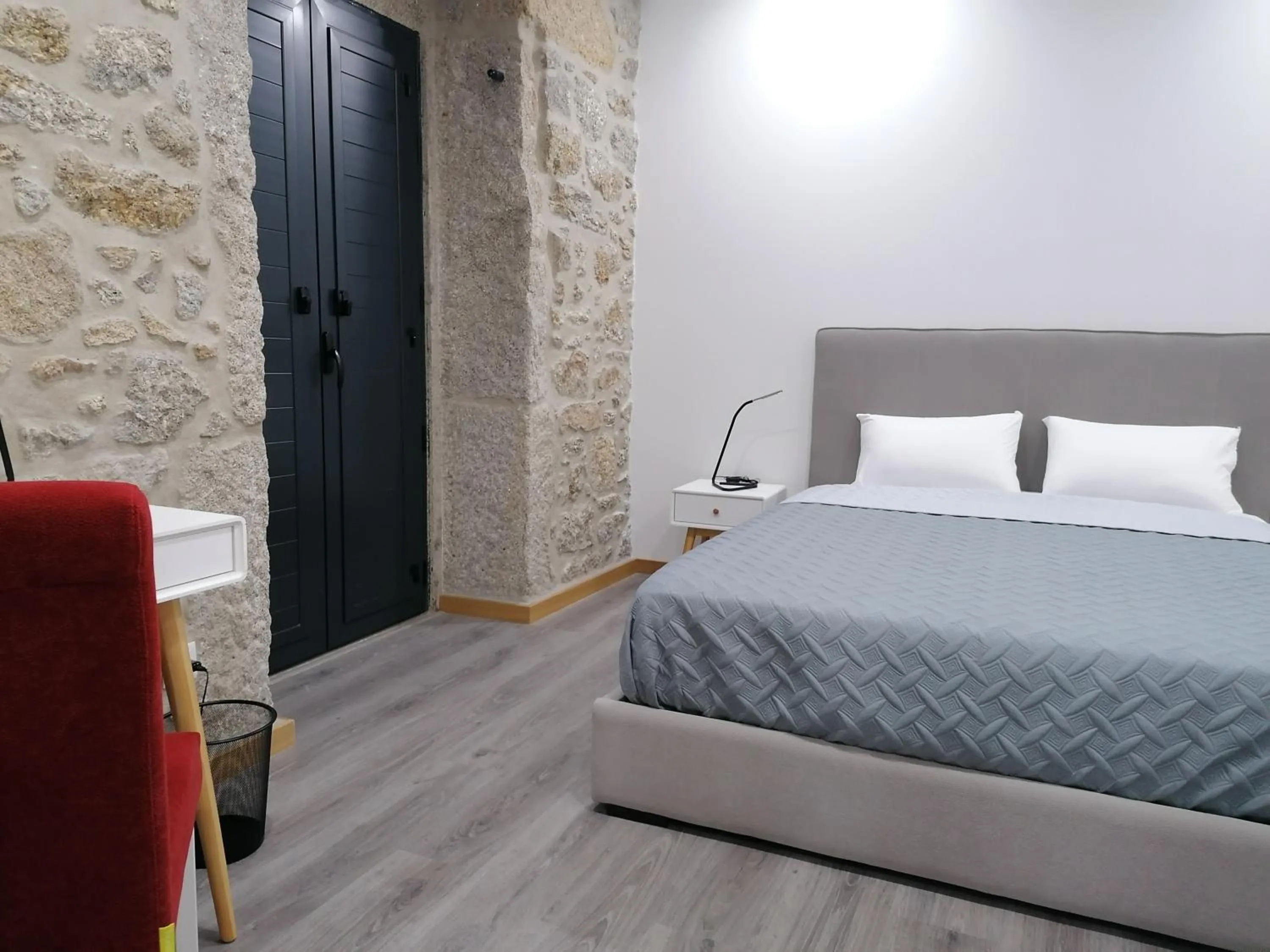 Bedroom, Bed in ALOJAMENTO GIRASSOL - Guest House - Quarto com casa de banho privativa