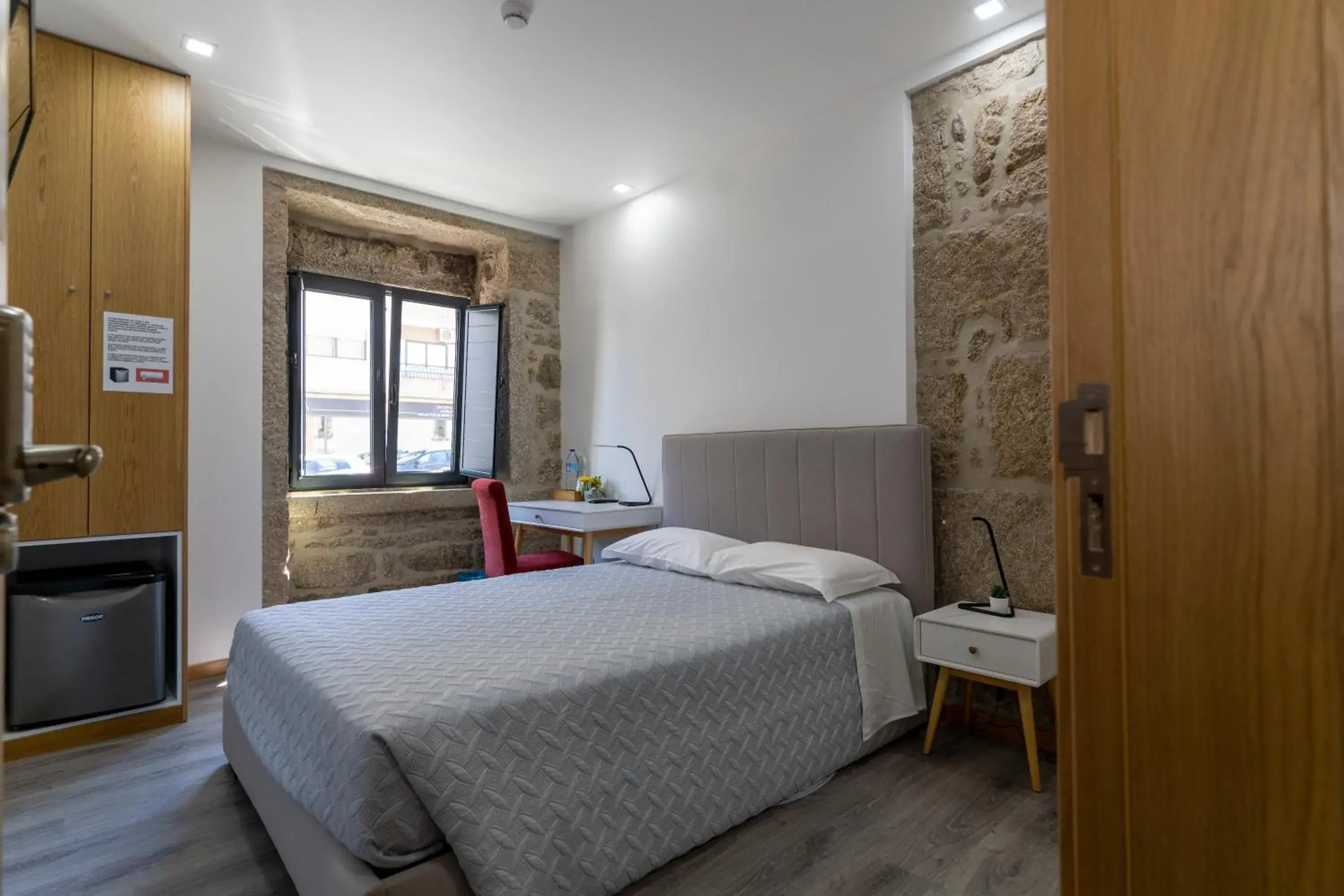 Double Room in ALOJAMENTO GIRASSOL - Guest House - Quarto com casa de banho privativa Double Room in ALOJAMENTO GIRASSOL - Guest House - Quarto com casa de banho privativa